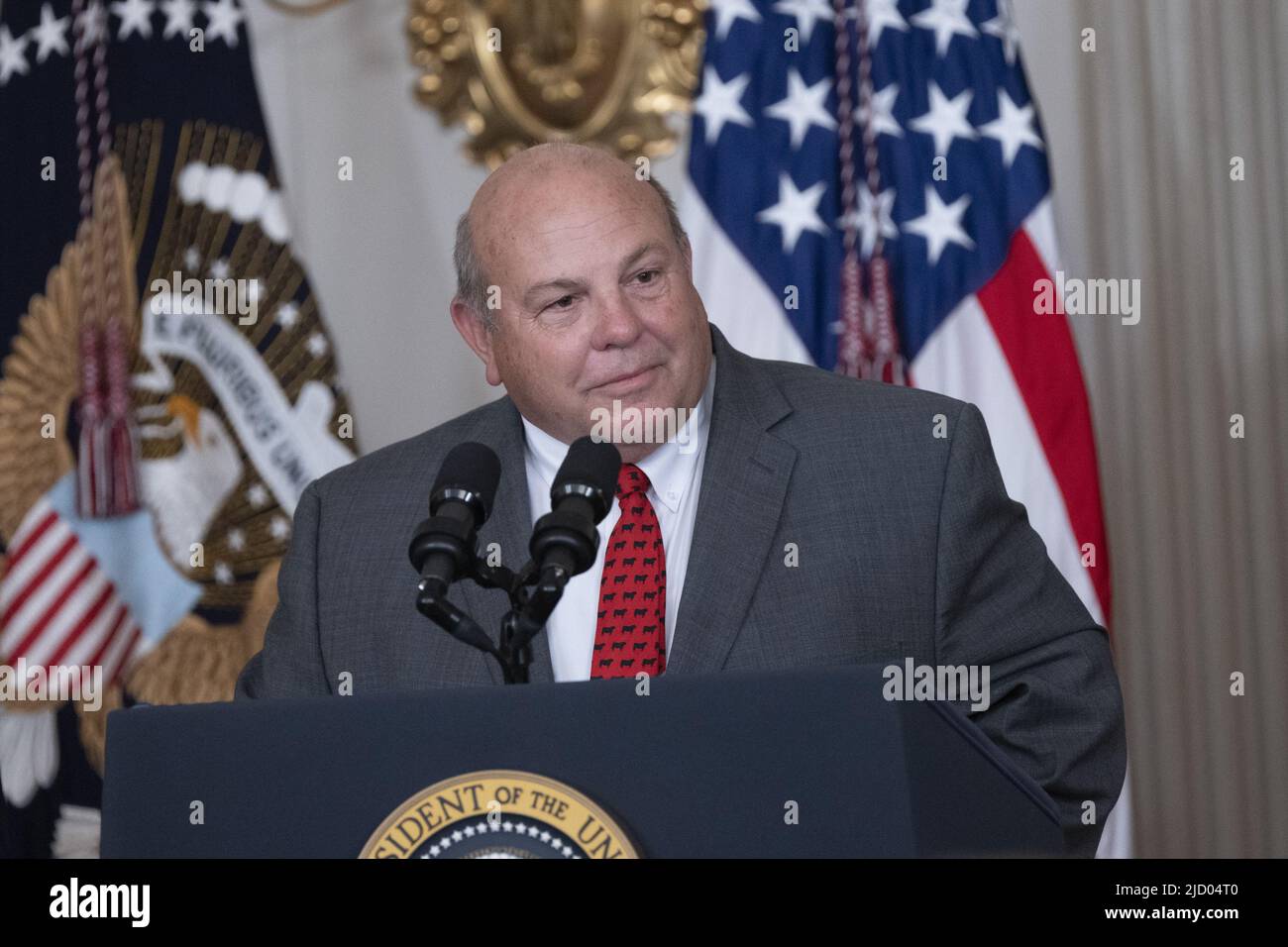 Washington, Usa. 16.. Juni 2022. Vincent 'Zippy' Duvall, Präsident der American Farm Bureau Federation, macht Bemerkungen, bevor US-Präsident Joe Biden am Donnerstag, den 16. Juni 3580 2022, den Ocean Shipping Reform Act von 2022 im Weißen Haus in Washington, DC, unterzeichnet. Das überparteiliche Gesetz soll die Lieferketten verbessern und die Kosten für die amerikanischen Verbraucher senken. Foto von Chris Kleponis/UPI Kredit: UPI/Alamy Live News Stockfoto