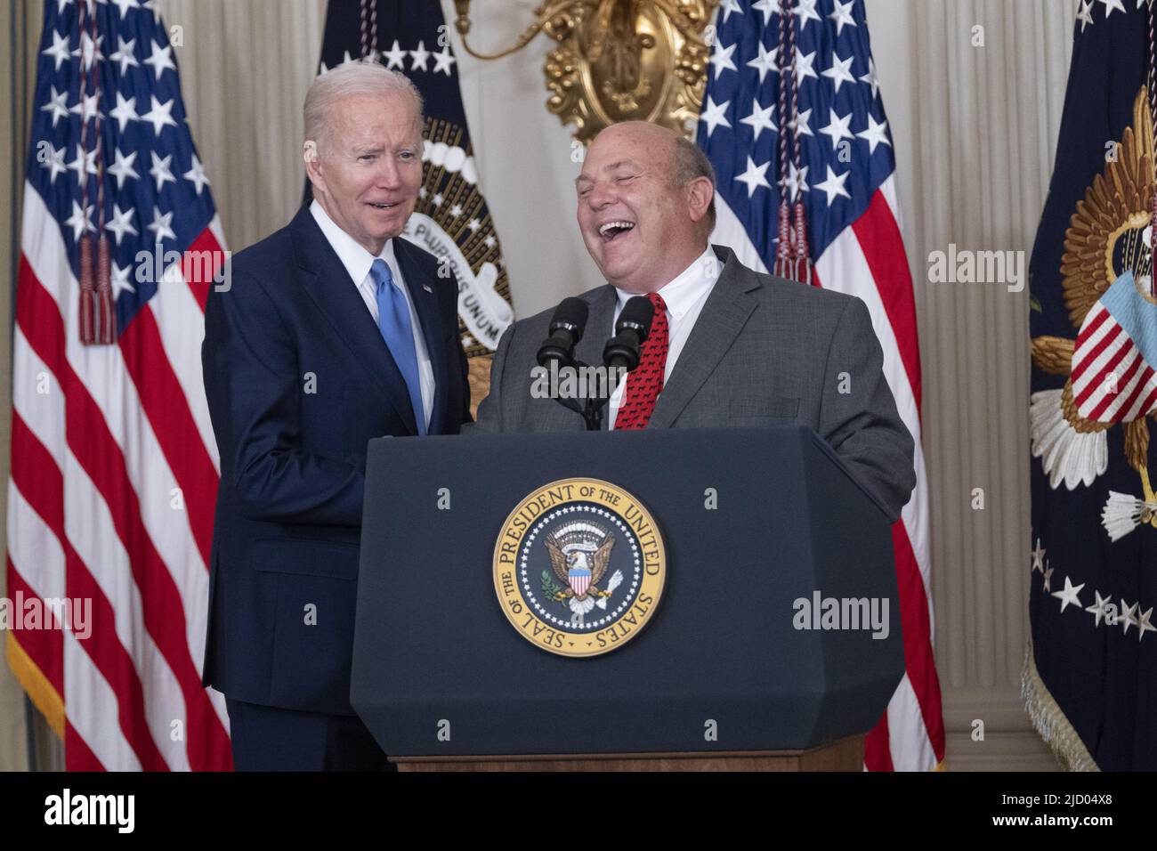 Washington, Usa. 16.. Juni 2022. US-Präsident Joe Biden teilt sich einen Lichtblick mit Vincent 'Zippy' Duvall, Präsident der American Farm Bureau Federation, bevor er am Donnerstag, den 16. Juni 2022, den Ocean Shipping Reform Act von 2022 im Weißen Haus in Washington, DC, in Law S. 3580 unterschrieb. Das überparteiliche Gesetz soll die Lieferketten verbessern und die Kosten für die amerikanischen Verbraucher senken. Foto von Chris Kleponis/UPI Kredit: UPI/Alamy Live News Stockfoto