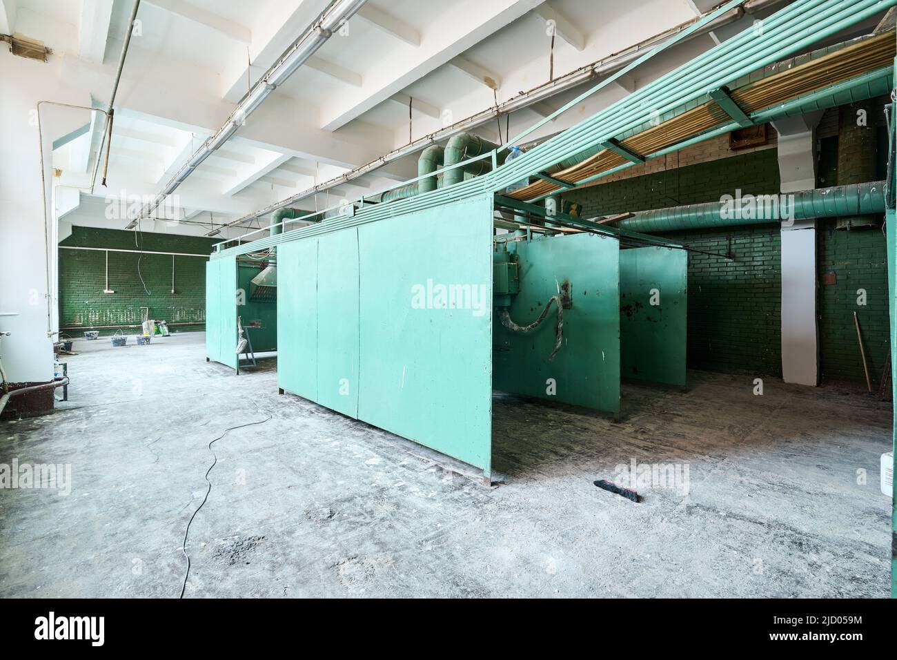 Altes verlassene Backsteingebäude mit grünen Wänden Stockfoto