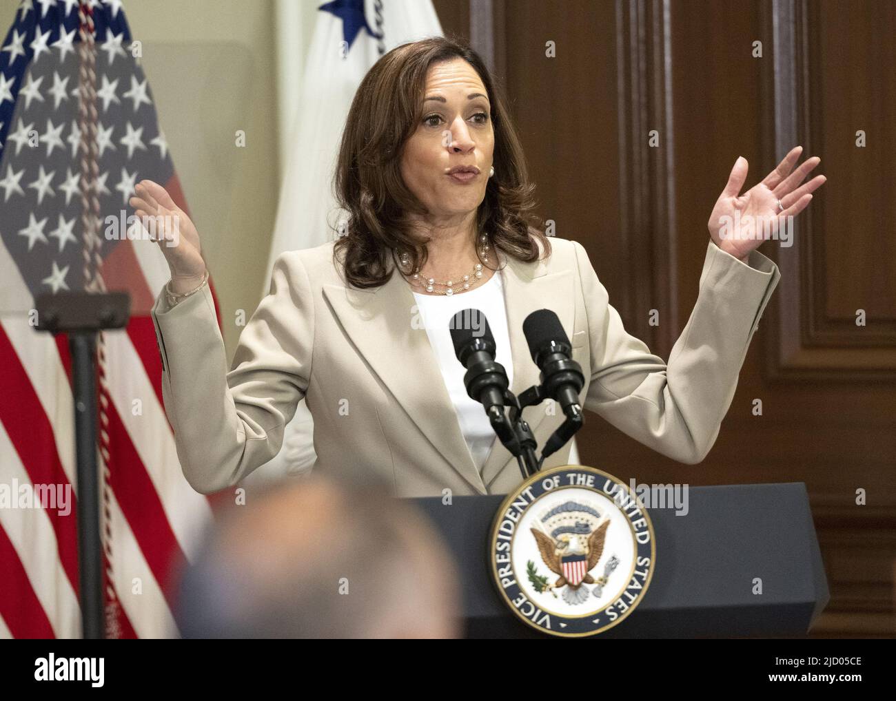 Washington, Usa. 16.. Juni 2022. Die Vizepräsidentin der Vereinigten Staaten, Kamala Harris, kommentiert die Ankündigung der Online-Task Force für Belästigung und Missbrauch im Eisenhower Executive Office Building in Washington, DC am Donnerstag, den 16. Juni 2022 Foto von Ron Sachs/UPI Quelle: UPI/Alamy Live News Stockfoto