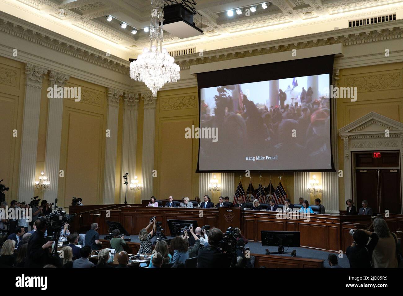 Während einer Anhörung des Select Committee to Investigate the January 6. Attack on the US Capitol in Washington, DC, USA, am Donnerstag, den 16. Juni, werden Randalierer des US-Kapitols auf einem Bildschirm angezeigt. 2022. Der Ausschuss, der den Aufstand des US-Kapitols von 2021 untersucht, konzentriert sich auf die Bemühungen von Donald Trump, den damaligen Vizepräsidenten Mike Pence unter Druck zu setzen, seine Rolle als Vorsitzender des Senats zu nutzen, um die Bestätigung des US-Kongresses über den Sieg von Joe Biden bei den Präsidentschaftswahlen zu blockieren. Fotograf: Tom Brenner/Pool/Sipa USA Kredit: SIPA USA/Alamy Live News Stockfoto