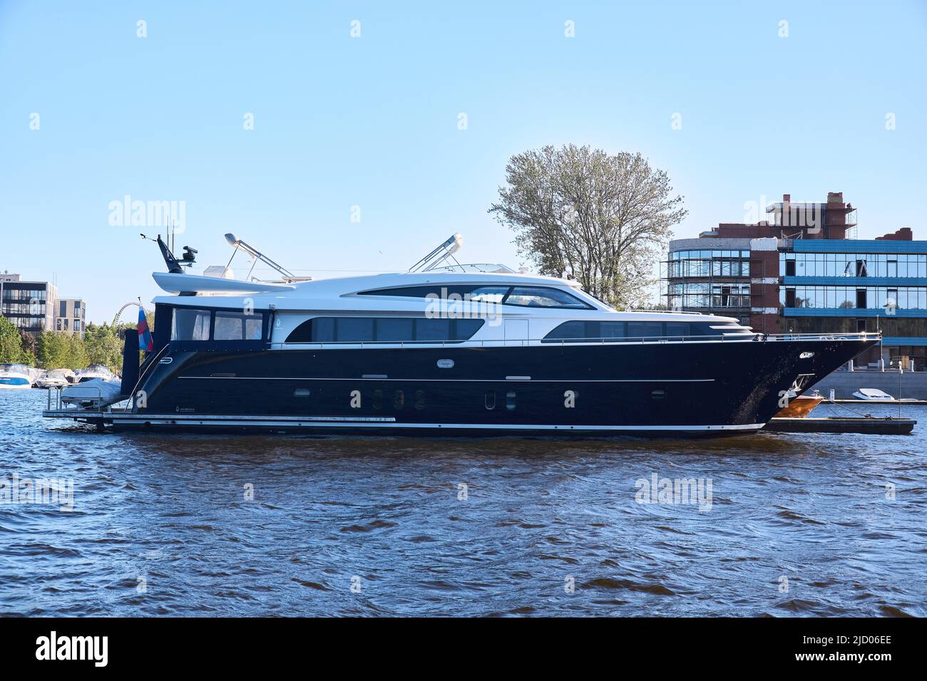 Große Luxusyacht steht am Pier Stockfoto