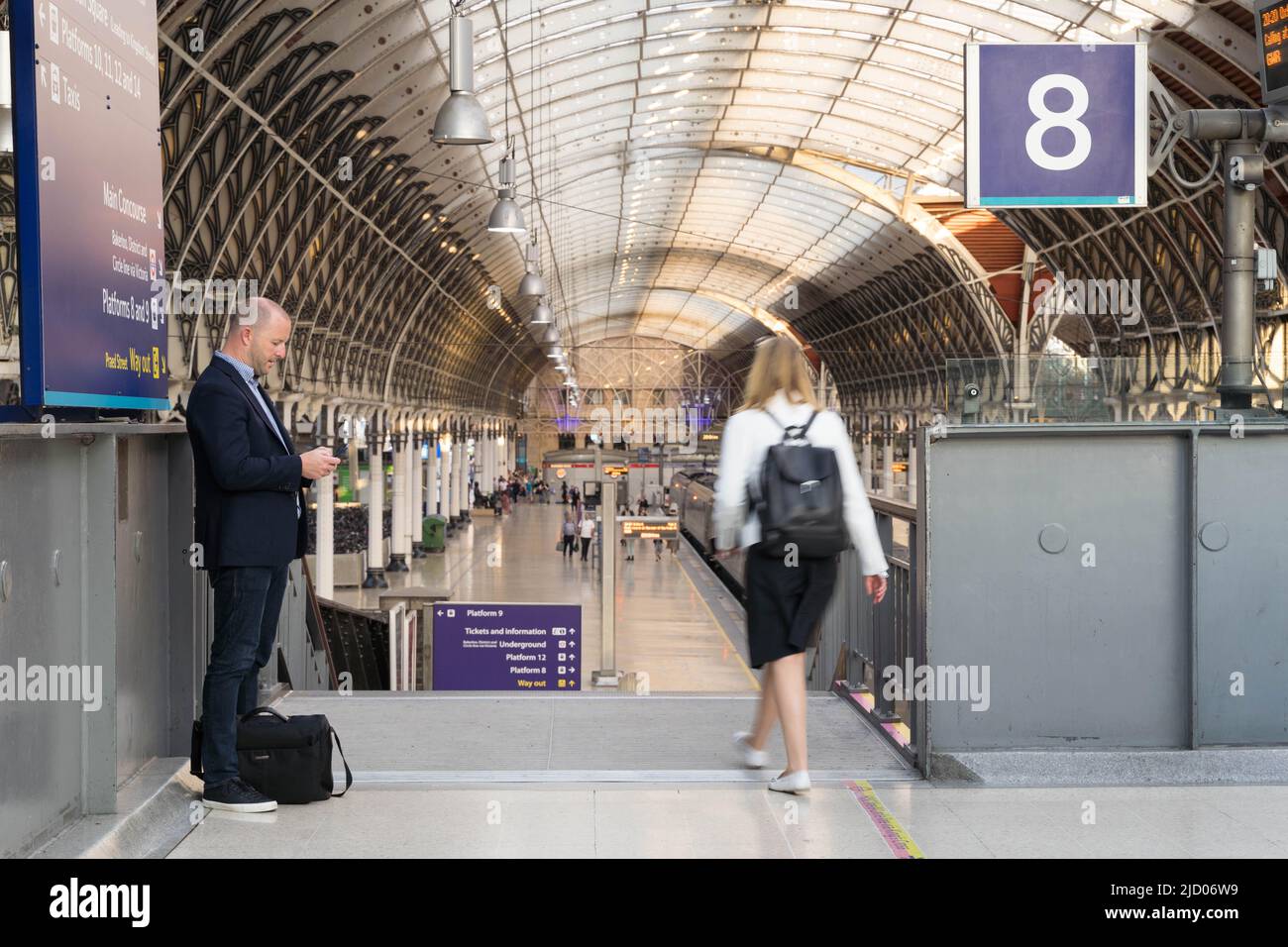 Nehmen Sie einen Zug nach Hause am Bahnhof London Paddington, England Stockfoto