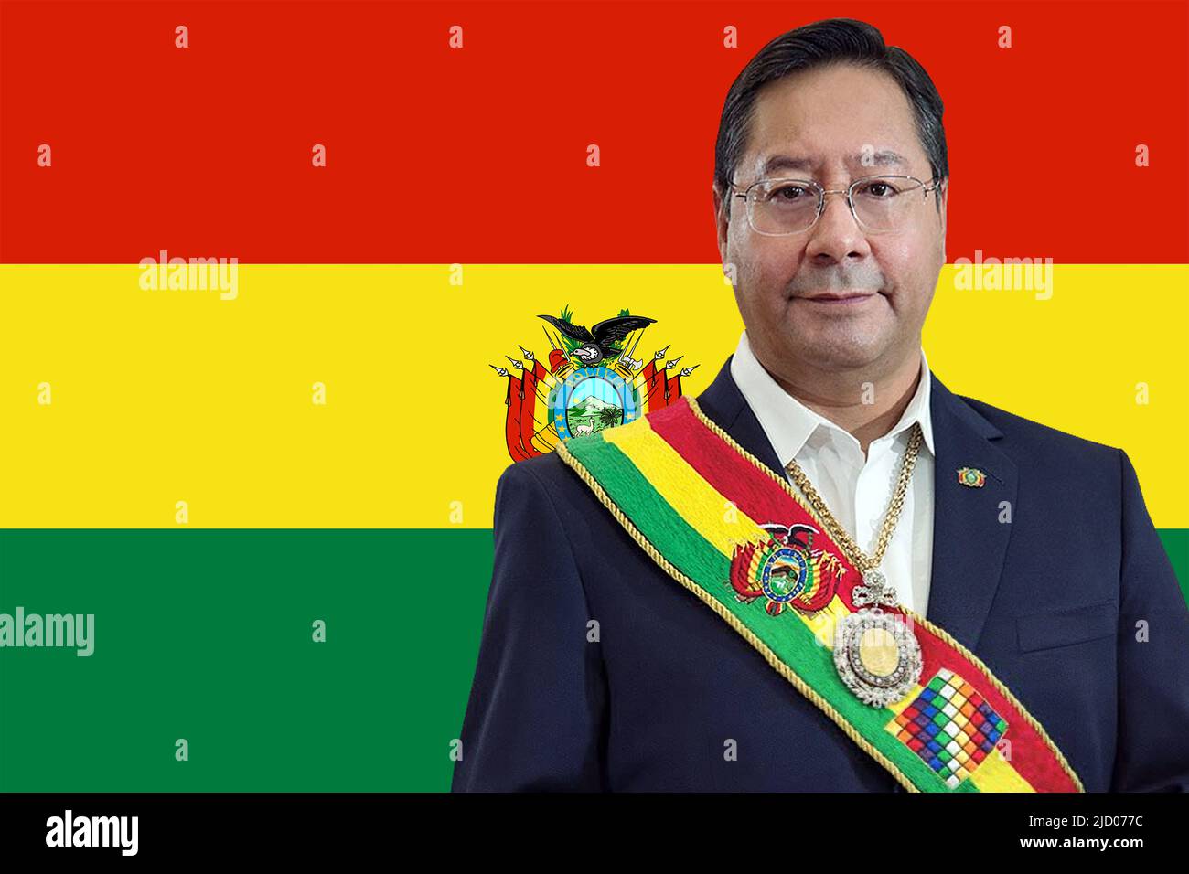 Luis Arce und bolivianische Flagge Stockfoto