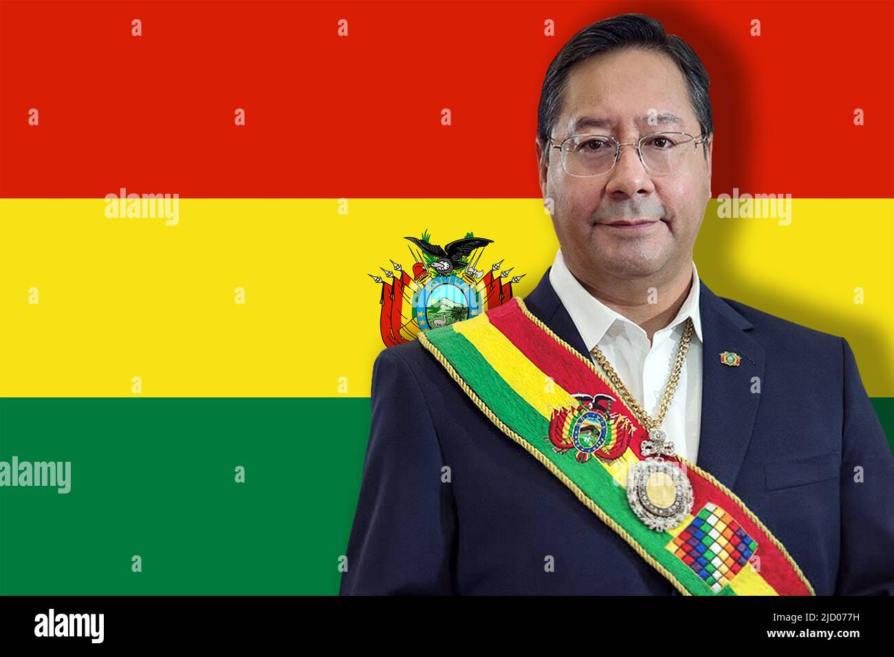 Luis Arce und bolivianische Flagge Stockfoto