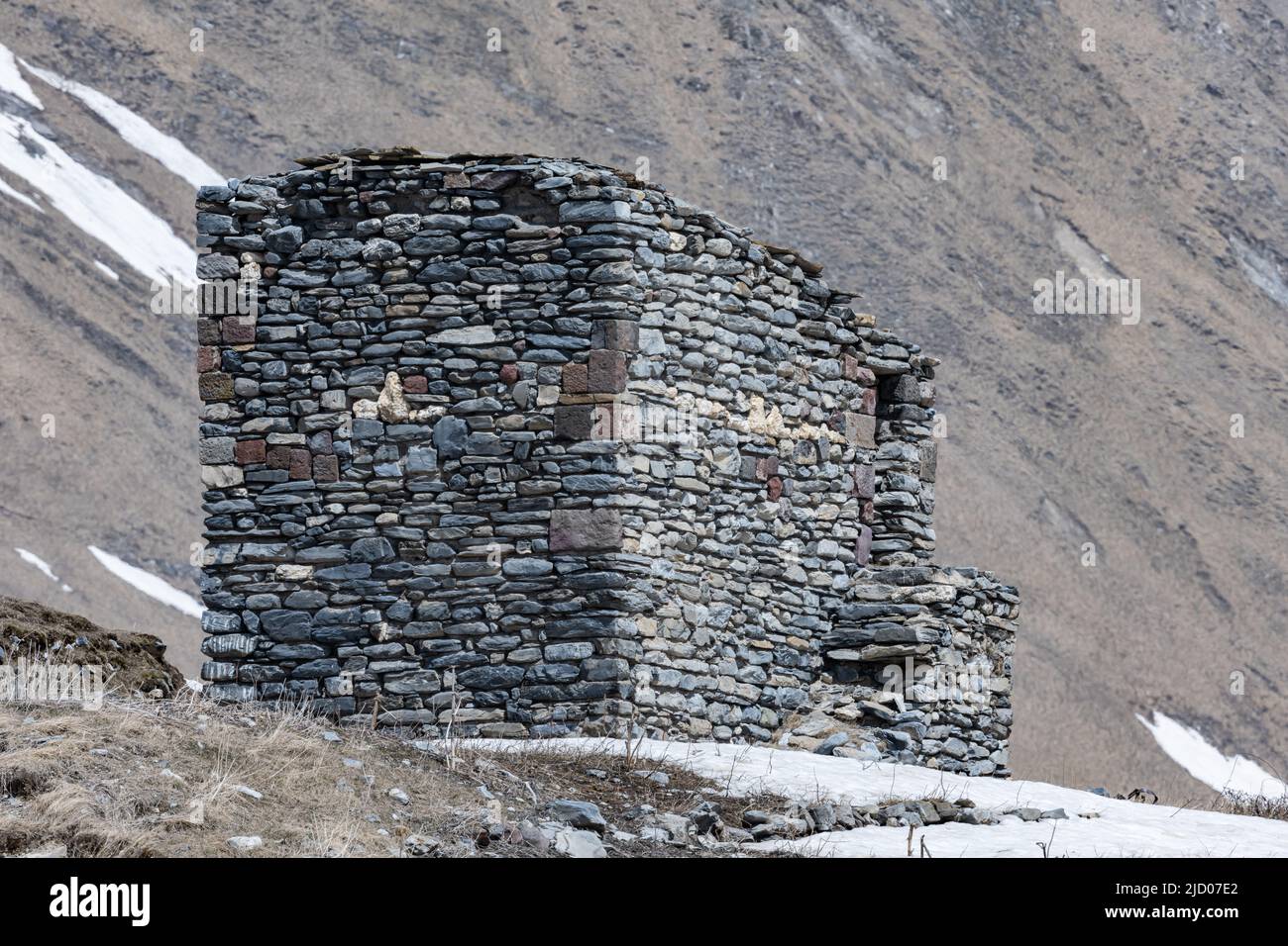 Traditionelle Steinwohnung in der Kaukasus-Bergregion von Georgien. Stockfoto