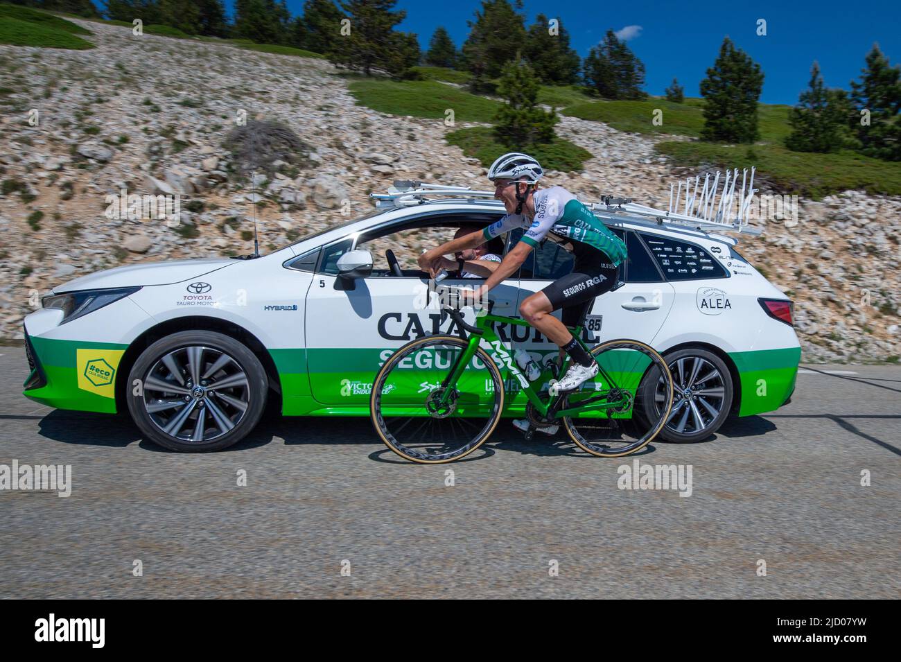 Calum Johnston (caja Rural - seguros rga Team) drei Kilometer vor der Ziellinie in Aktion gesehen. Die Ausgabe 4. der CIC - Mont Ventoux Dénivelé Challenges ist Teil des Veranstaltungskalenders der UCI Europe Tour 2022 in der Kategorie 1,1. Ausgehend von Vaison la Romaine beträgt die zu überdeckende Strecke 154 Kilometer mit einer doppelten Besteigung des Mont Ventoux mit einem Gipfelerfolg. Ruben Guerreiro (EF-Education EasyPost) gewann die Mont Ventoux Dénivelé-Herausforderungen solo vor Teamkollege Esteban Chaves (EF-Education EasyPost) und Michael Storer (Groupama-FDJ) als Dritter. (Foto von Laurent Coust/SOPA Images/Sipa Stockfoto