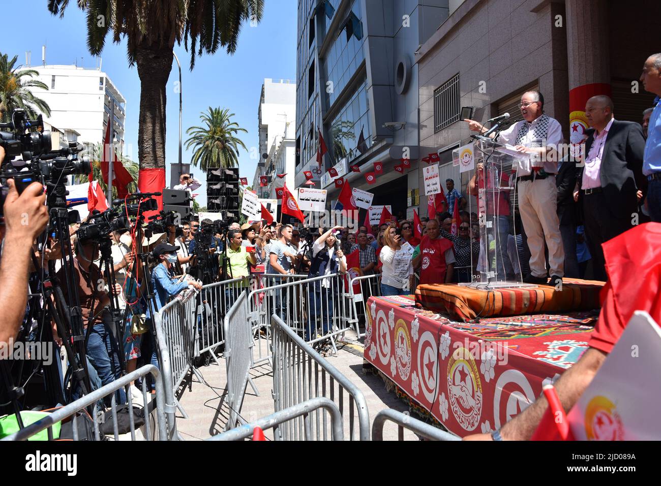 Tunis, Tunesien. 16.. Juni 2022. Noureddine Taboubi, Generalsekretär der UGTT, spricht während eines Generalstreiks, der von den Beschäftigten der tunesischen Allgemeinen Gewerkschaft (UGTT) im öffentlichen Sektor Tunis angekündigt wurde, und fordert eine Gehaltserhöhung und bessere soziale Rechte in Tunis. Kredit: SOPA Images Limited/Alamy Live Nachrichten Stockfoto