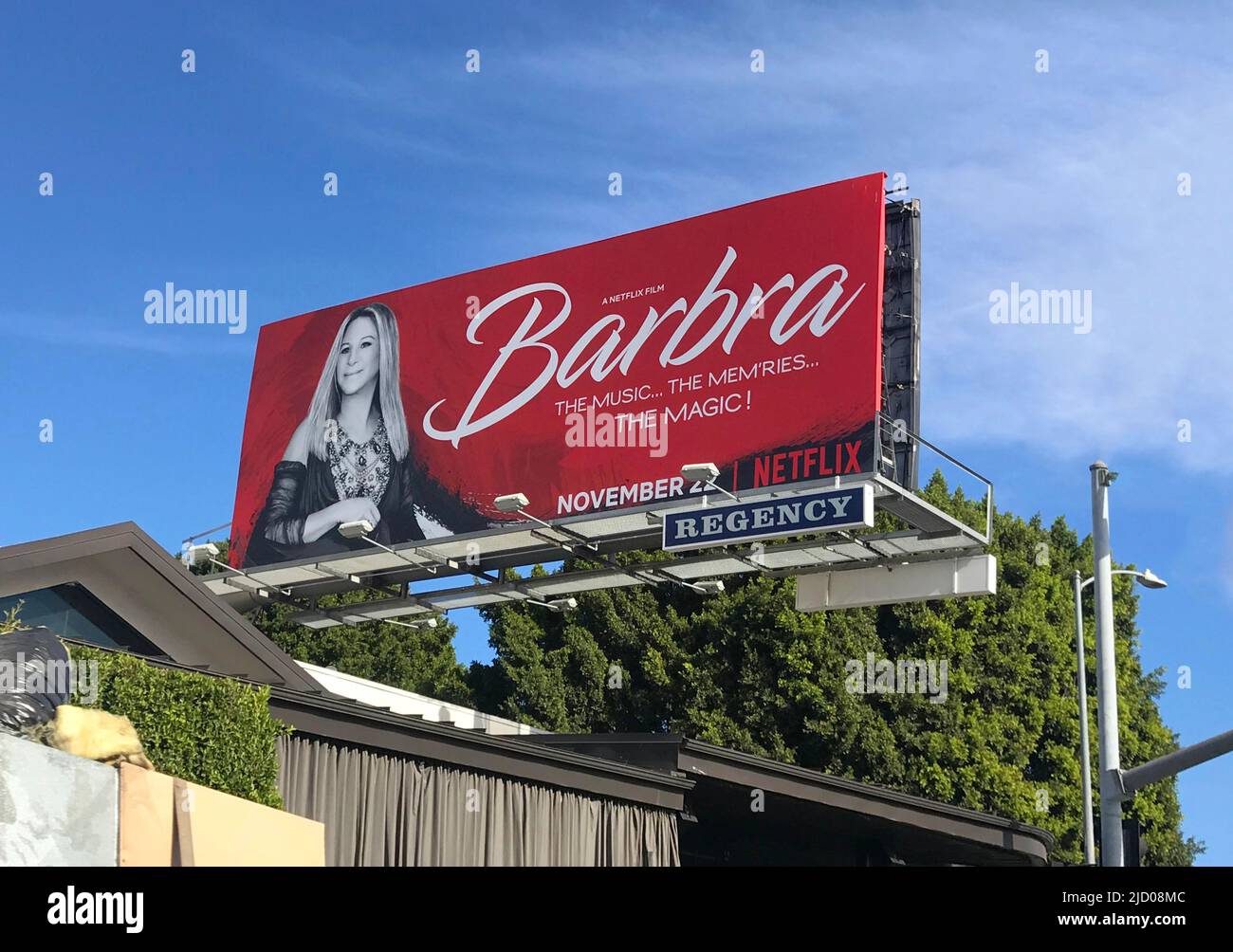 Plakatwand auf dem Sunset Strip, auf der ein Netflix-Film über Barbara Streisand gezeigt wird. Stockfoto