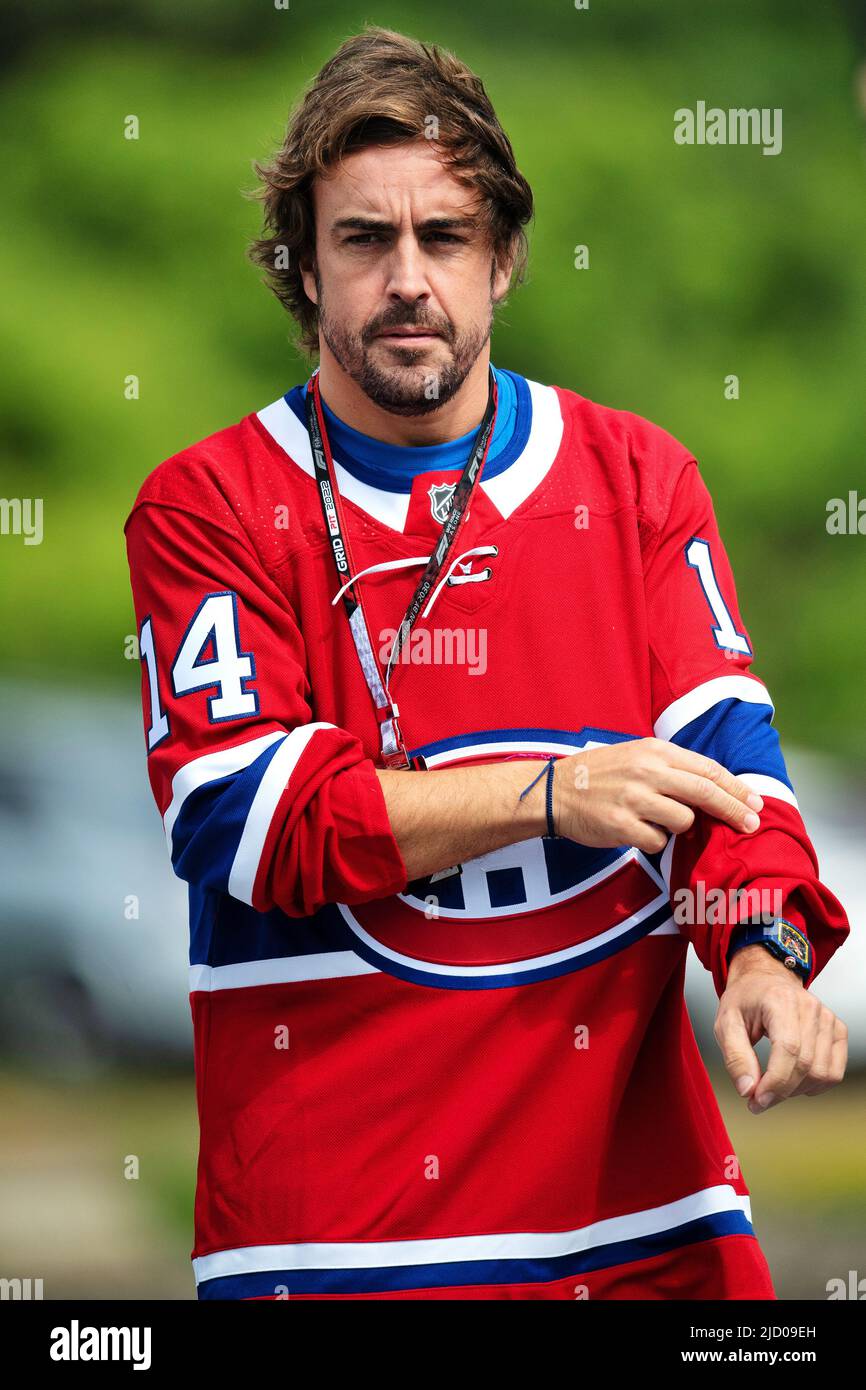 Fernando Alonso (ESP) Alpine F1 Team in einem Montreal Canadiens Eishockey-Trikot. 16.06.2022. Formel 1 Weltmeisterschaft, Rd 9, Großer Preis Von Kanada, Montreal, Kanada, Tag Der Vorbereitung. Bildnachweis sollte lauten: XPB/Press Association Images. Stockfoto