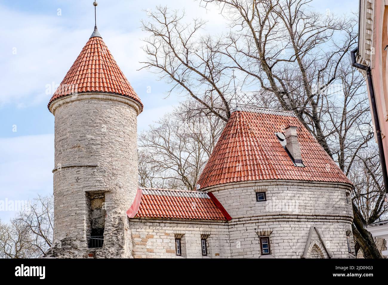 Draufsicht auf die Altstadt - der älteste Teil von Tallinn in Estland mit orangefarbenen Ziegeldächern und antiken Gebäuden Stockfoto