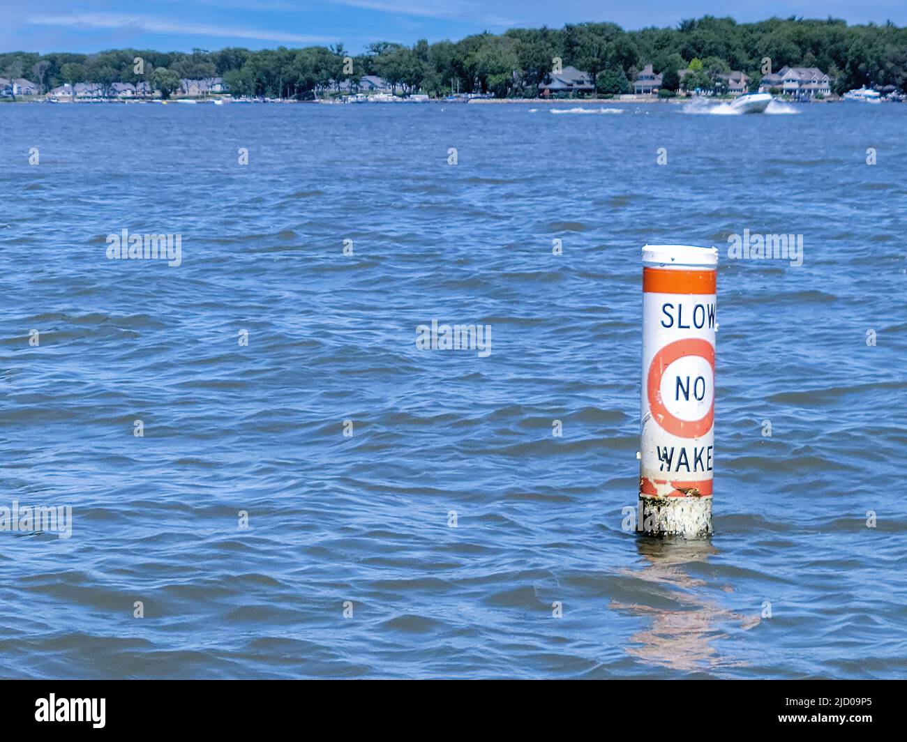 Nautische No Wake Boje in blauem Seewasser Stockfoto