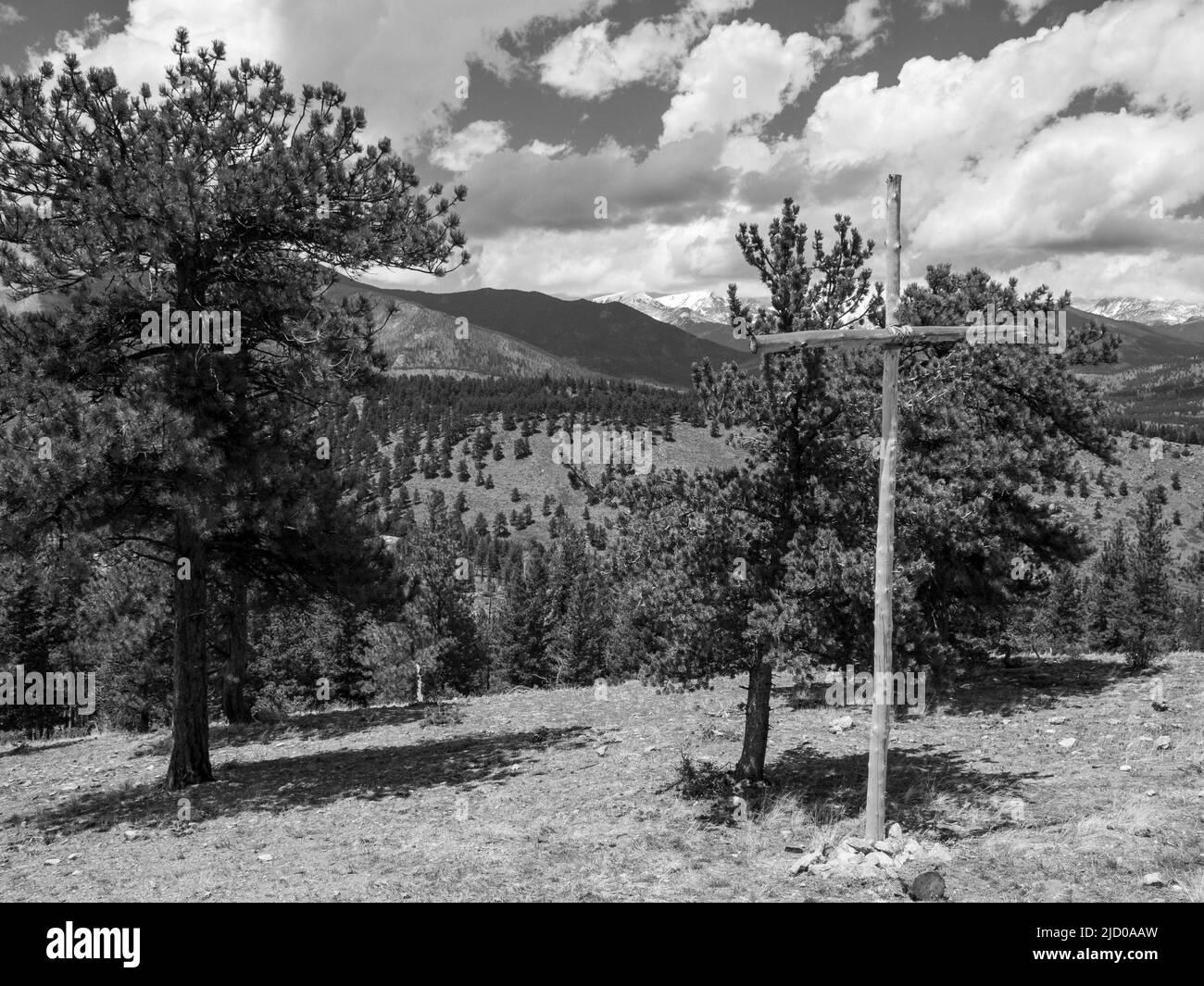 Ein wunderschöner Ort für Hochzeiten im Freien liegt hoch oben auf einem Bergrücken mit Blick auf schneebedeckte Berge im Estes Park, Colorado Stockfoto