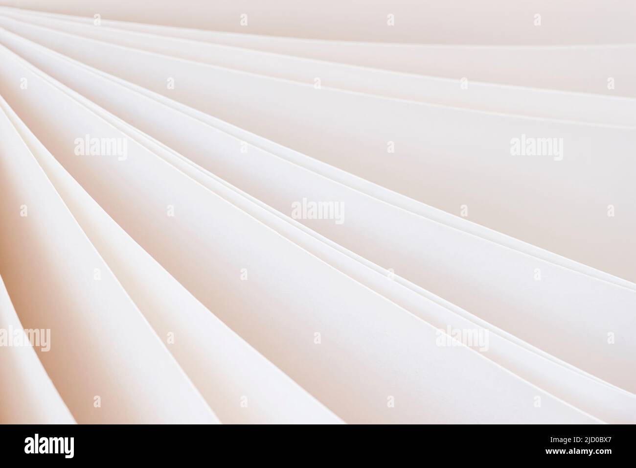 Notebook öffnen, leichtes Papier aus der Nähe, Endansicht. Die Kanten der offenen Papierbuchblätter werden geschlossen. Abstrakter natürlicher Hintergrund Stockfoto