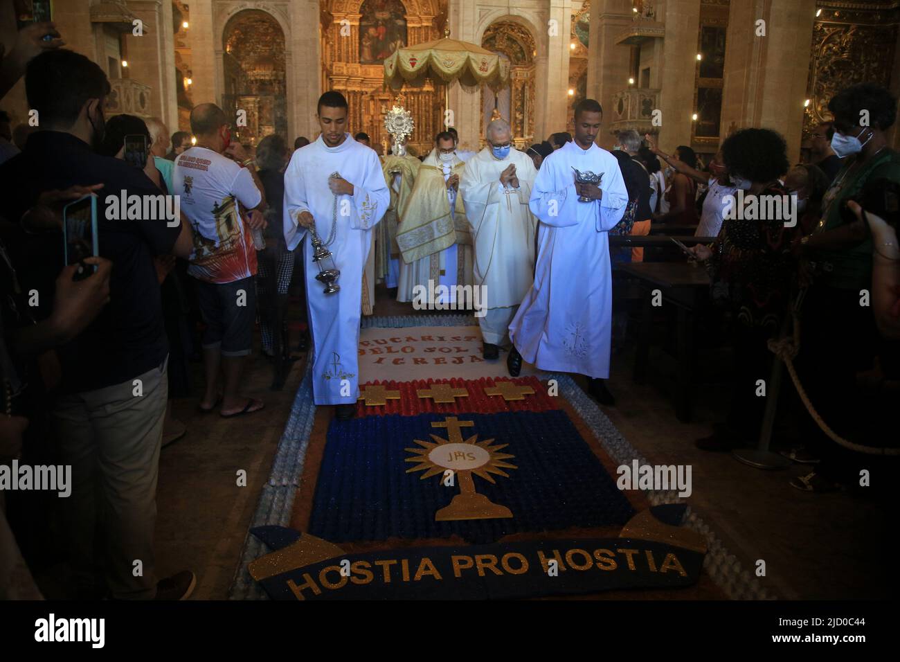 salvador, bahia, brasilien - 16. juni 2022: Katholiken feiern Fronleichnam-Feiertag mit einer Messe in der Basilica Cathedral im historischen Zentrum in der Stockfoto