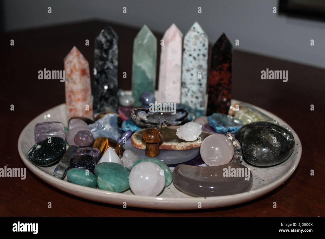 Kristalle, Tumbles und Edelsteine ragen auf einem Holztisch auf. Mineralien für Crystal Magic Ritual, Witchcraft, Relax, Harmony Life Balance. Spirituelle Praxis Stockfoto