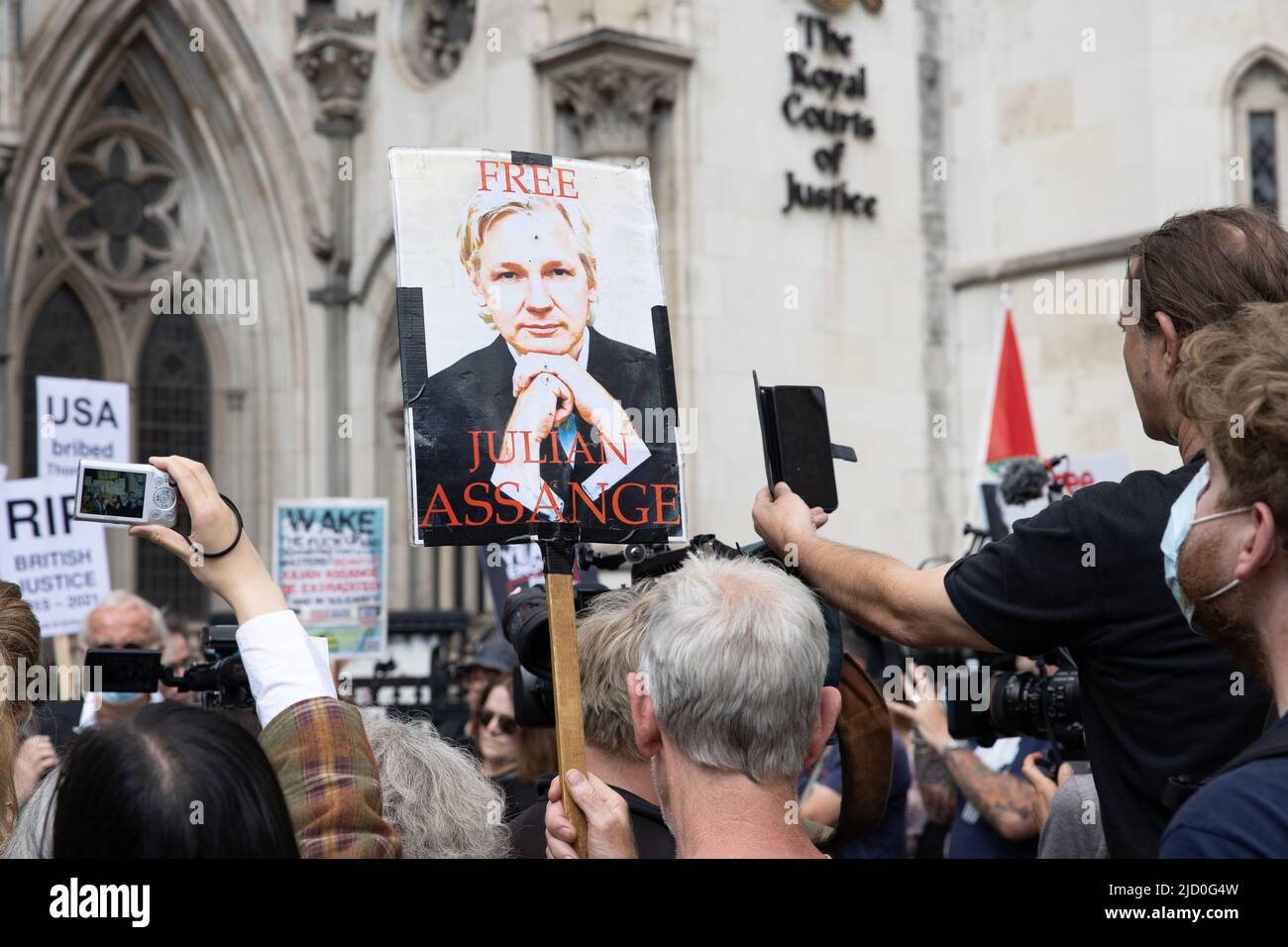 Stella Moris, die Partnerin des Wikileaks-Gründers Julian Assange, spricht nach einer Vorverhandlung vor den Royal Courts of Justice mit den Medien.Inhalt: Atmosphäre wo: London, Großbritannien Wann: 11 Aug 2021 Credit: Phil Lewis/WENN Stockfoto