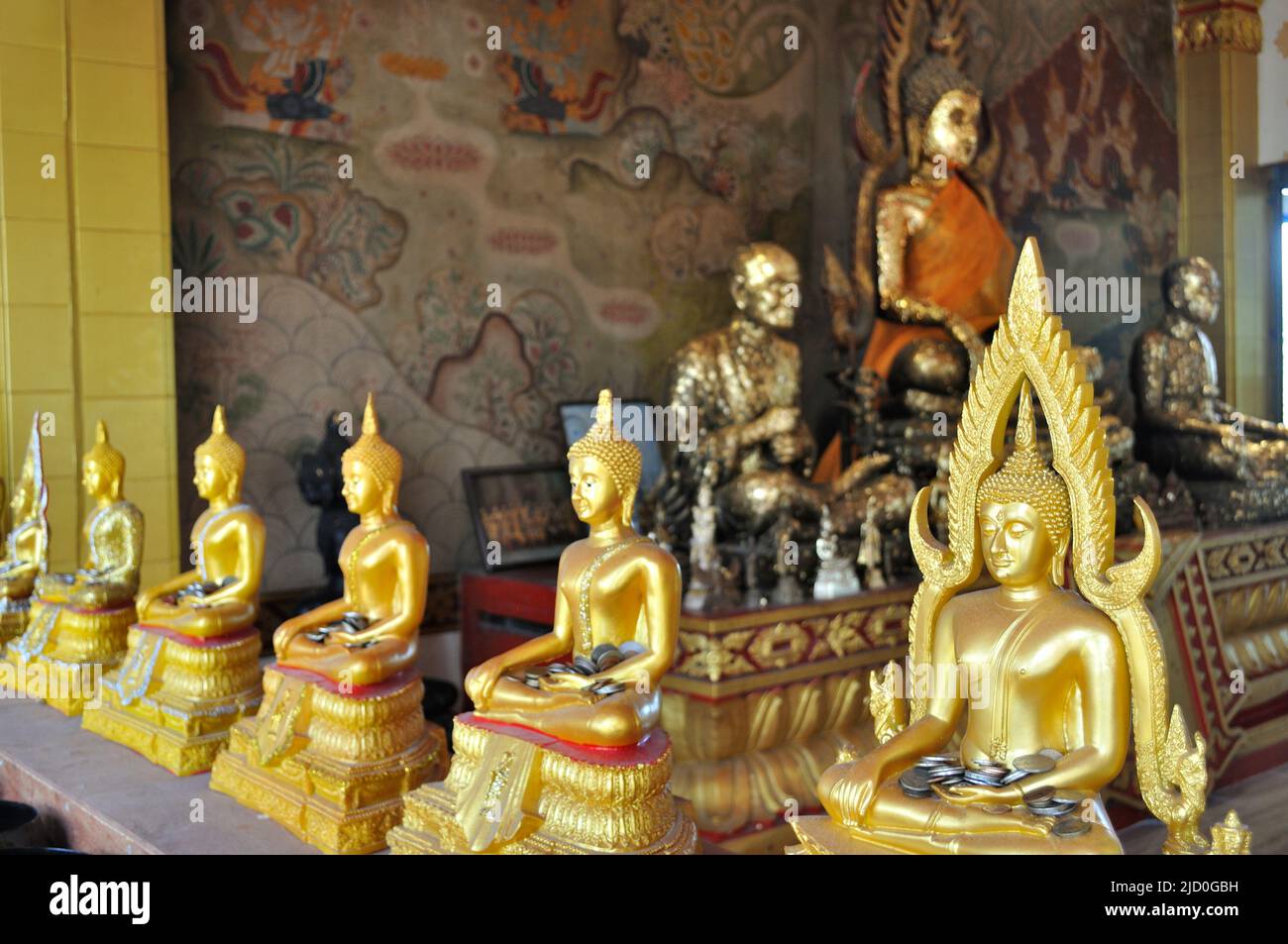 Buddha-Statuen im Wat Phra Yai Tempel (Big Buddha Hill) - Pattaya, Thailand. Stockfoto