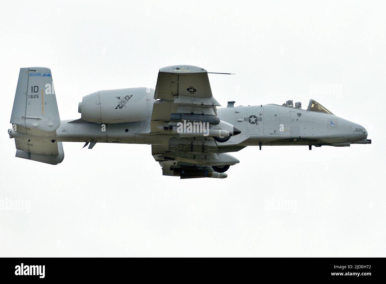 U. S. Air Force A-10 Thunderbolt II-Flugzeuge vom 124. Fighter Wing, Gowen Field Air National Guard Base, Boise, Idaho, führen Live-Feuerübungen während der Ausbildung zum agilen Kampfeinsatz (ACE) bei Agile Rage 22, Grayling Air Gunnery Range, Michigan, 15. Juni 2022 durch. Agile Rage ’22 bietet realistische Trainingsmöglichkeiten, die aktuelle und zukünftige Kampfumgebungen nachahmen, die von der Nationalen Verteidigungsstrategie diktiert werden. (USA Foto der Air National Guard von Meister Sgt. David Kujawa) Stockfoto