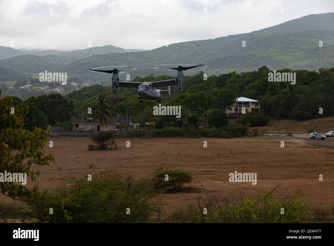 Ein MV-22B Osprey, der Marine Medium Tiltrotor Squadron (VMM) 266 zugewiesen wurde, hebt während der französisch-karibischen Übung Caraibes 22 in Pointe Allegre, Guadeloupe, 13. Juni 2022 ab. Caraibes 22 ist eine von Frankreich geleitete, groß angelegte, gemeinsame Trainingsübung in der Karibik, bei der Marine-, Luft- und Landgüter von französischen, US-amerikanischen und regionalen Kräften eingesetzt werden, die sich auf die Reaktion auf simulierte Naturkatastrophen konzentrieren. VMM-266 ist eine untergeordnete Einheit zum 2. Marine Aircraft Wing, dem Luftkampfelement der II Marine Expeditionary Force. (USA Marine Corps Foto von CPL. Caleb Stelter) Stockfoto