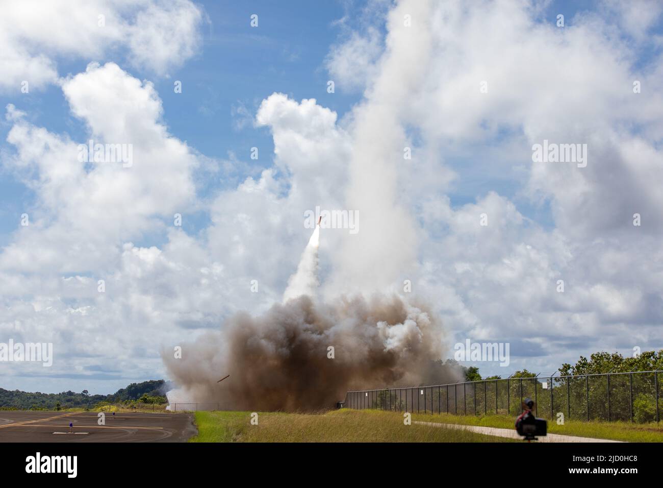 Während der Live-Fire-Übung von Patriot im Rahmen von Valiant Shield 22 wird eine Patriot-Abfangrakete PAC-2 auf ein Ersatzziel von Kratos Defence Firejet-Kreuzraketen abgeschossen. Luftverteidiger vom Charlie Battery, 1-1 Air Defense Artillery Bataillon konnten das Ziel gegen 10:00 Uhr Ortszeit erfolgreich abfangen. Das Ziel reiste auf einer Südost-Strecke ins Meer, führte dann eine 180-Grad-Drehung durch und flog von Südosten in Richtung Flughafen. Zu diesem Zeitpunkt wurde das Ziel von zwei Patriot-Abfangraketen PAC-2 im Salvo-Modus aktiviert, der zweite Patriot startete drei Sekunden später Stockfoto