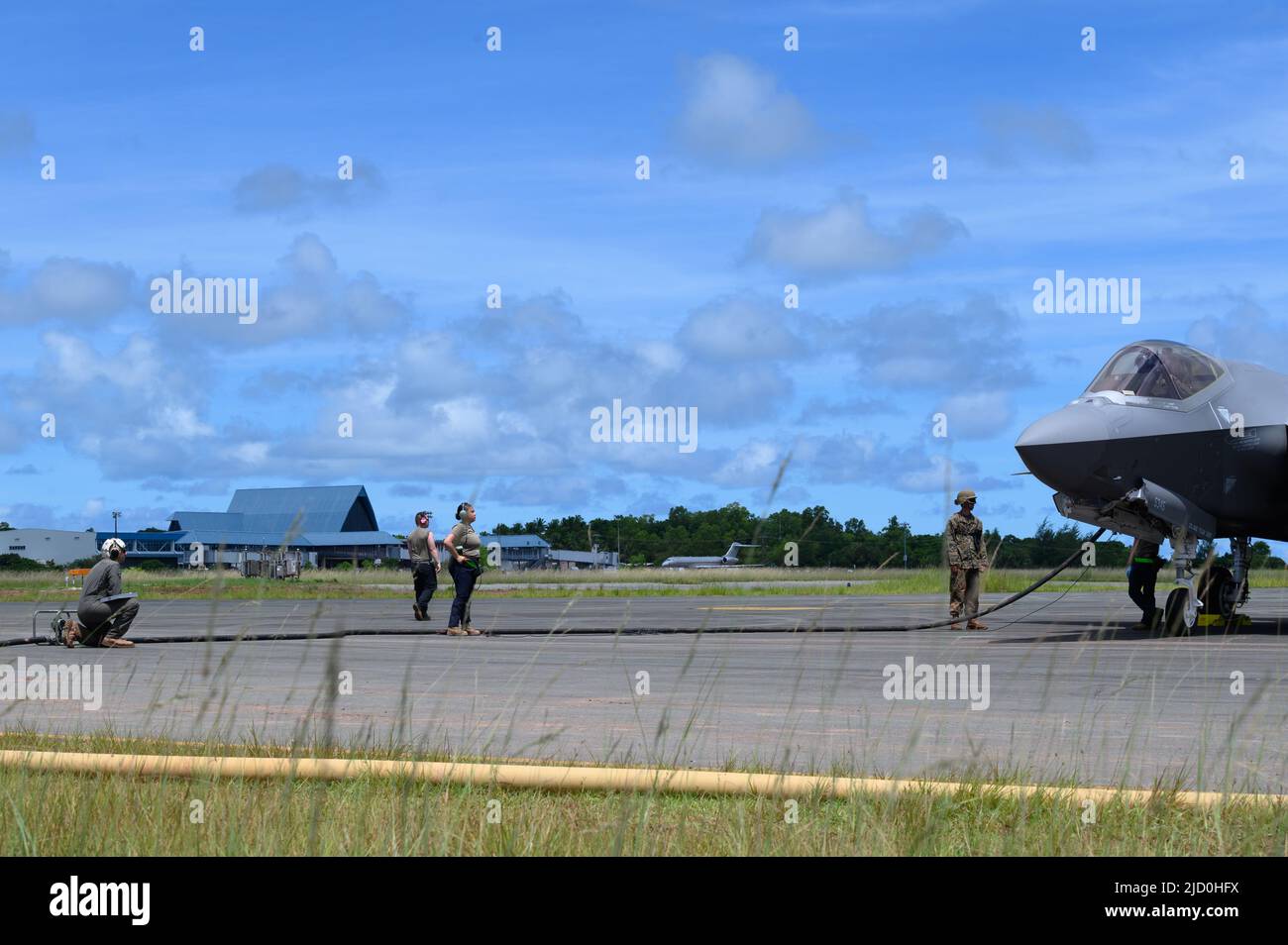 US-Luftwaffe, die dem Air Expeditionary Wing 354. zugewiesen wurde, und Marines, die dem Marine Wing Support Squadron 372 zugewiesen sind, führen am Palau International Airport zur Unterstützung von Valiant Shield 22, 12. Juni 2022, eine Hot-Pit-Betankung auf einem F-35A Lightning II durch, der dem Expeditionary Fighter Squadron 356. zugewiesen wurde. VS22 ist die neunte Auflage der 2006 begonnenen Serie. Es handelt sich um eine Übung vor Ort, die darauf abzielt, die Gemeinsame Truppe auf eine rasche Reaktion auf Krisen und Notlagen im gesamten Spektrum der Einsätze von humanitärer Hilfe über Katastrophenhilfe bis hin zu bewaffneten Konflikten vorzubereiten. (USA Luftwaffe p Stockfoto