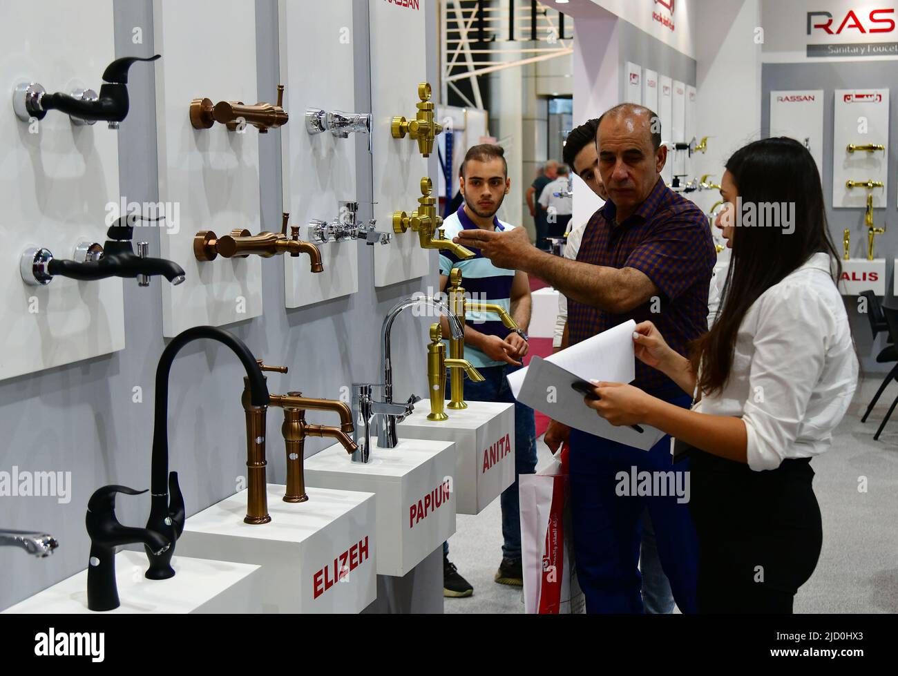 Damaskus, Syrien. 16.. Juni 2022. Am 16. Juni 2022 besuchen Menschen die Baumesse Buildex auf dem Gelände der Messe Damaskus außerhalb von Damaskus, Syrien. Syrische Bauunternehmen haben es geschafft, trotz der schweren Wirtschaftssanktionen, die von den Vereinigten Staaten und ihren westlichen Verbündeten verhängt wurden, mit hausgemachten Werkzeugen und Geräten über Wasser zu bleiben, sagten lokale Geschäftsführer und Direktoren. Quelle: Ammar Safarjalani/Xinhua/Alamy Live News Stockfoto