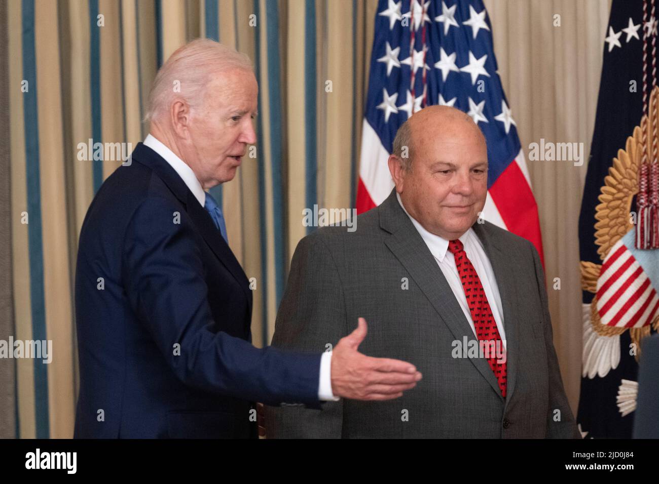 Der Präsident der Vereinigten Staaten, Joe Biden, leitet Vincent „Zippy“ Duvall, den Präsidenten der American Farm Bureau Federation, an, um Bemerkungen zu machen, bevor Biden das Gesetz S. 3580, den Ocean Shipping Reform Act von 2022, im Weißen Haus in Washington, DC, am 16. Juni 2022 unterzeichnet. Quelle: Chris Kleponis/Pool via CNP/MediaPunch Stockfoto