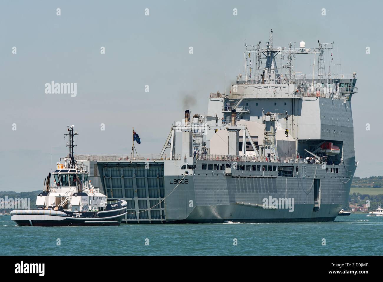 Die Royal Fleet Auxiliary Landing Ship Dock (LSD(A) RFA Mounts Bay (L3008) macht einen seltenen Besuch in Portsmouth, Großbritannien am 14.. Juni 2022. Stockfoto