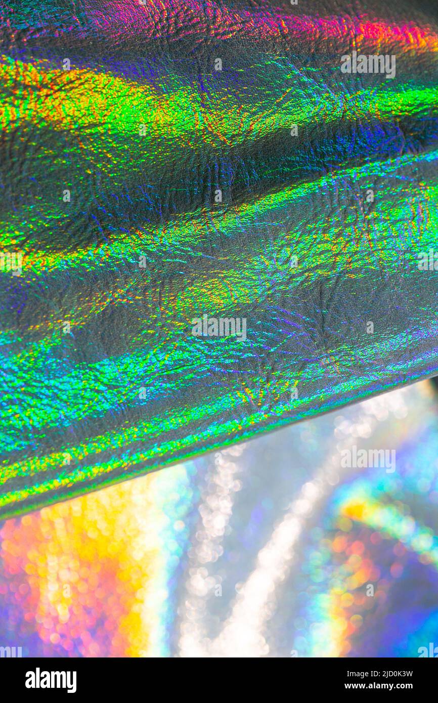 Holografische Tapete in Silber, lila und grünen Farben. Textur mit schillernden Wellen .metallisch glänzenden Stoff.Metall holographischen Material. Stockfoto