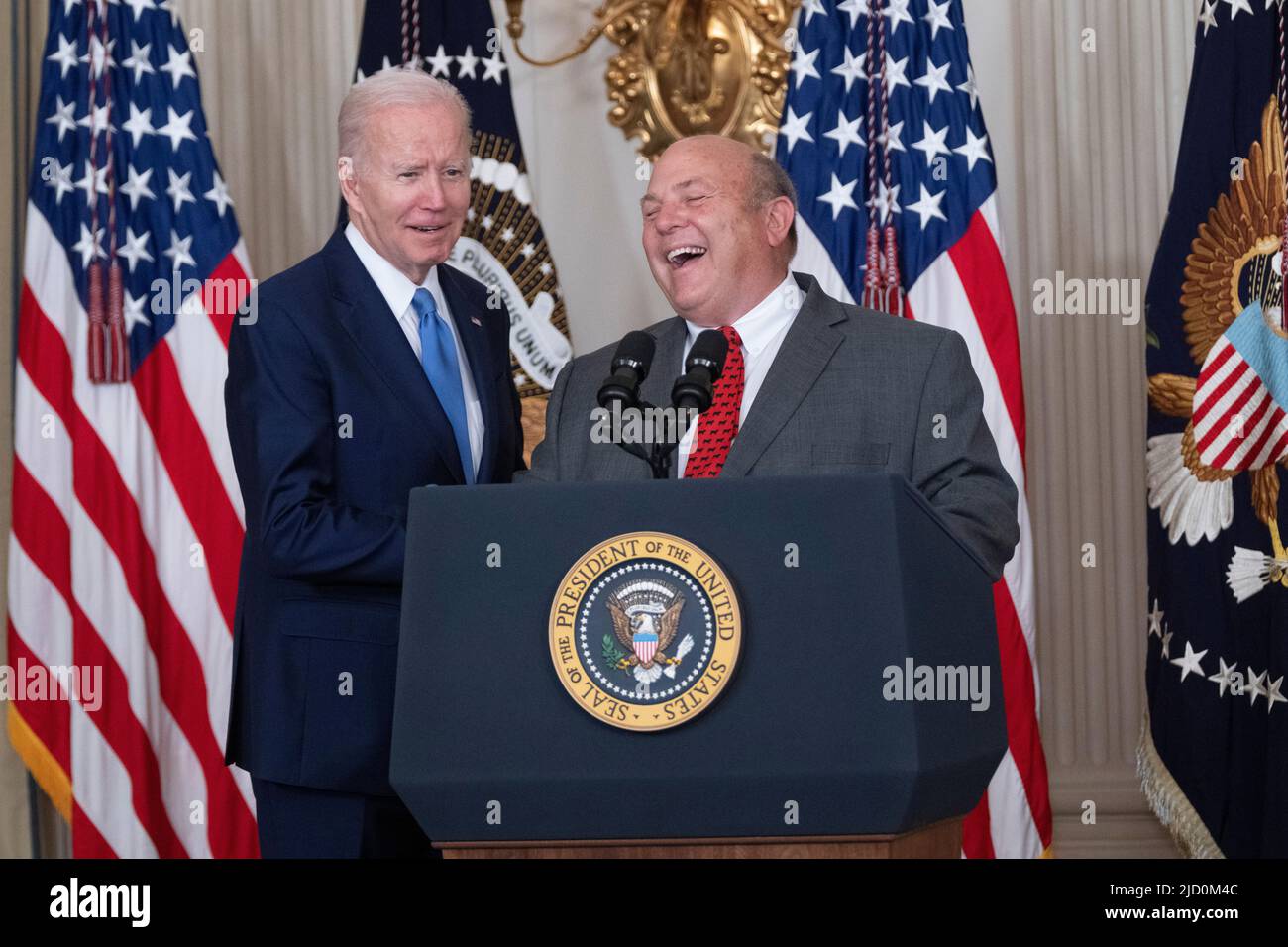 Washington, Vereinigte Staaten. 16.. Juni 2022. Der Präsident der Vereinigten Staaten, Joe Biden, teilt sich einen Lichtblick mit Vincent „Zippy“ Duvall, Präsident der American Farm Bureau Federation, bevor er am 16. Juni 2022 im Weißen Haus in Washington, DC, das Gesetz S. 3580, den Ocean Shipping Reform Act von 2022, unterzeichnete. Quelle: Chris Kleponis/Pool via CNP/dpa/Alamy Live News Stockfoto