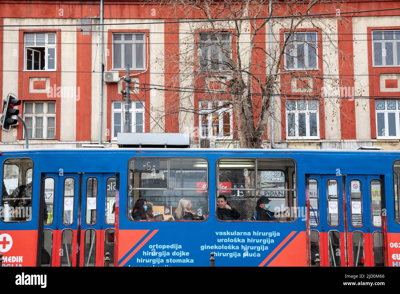 Bild einer belgrader Straßenbahn, Modell tatra KT 4, mit Blick auf die Fenster im Stadtzentrum von Belgrad, Serbien. Das Belgrader Straßenbahnsystem ist eine 10 Stockfoto