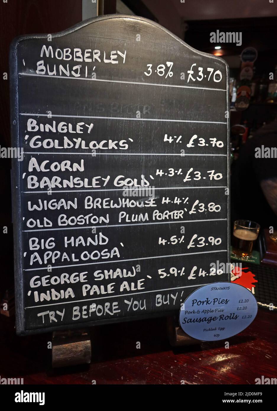 Bier auf der Bar im ATVH, Appleton Thorn Village Hall, mit Bierkarte, Stretton Rd, Appleton Thorn, Warrington, Cheshire, England, Großbritannien, WA4 4RT Stockfoto