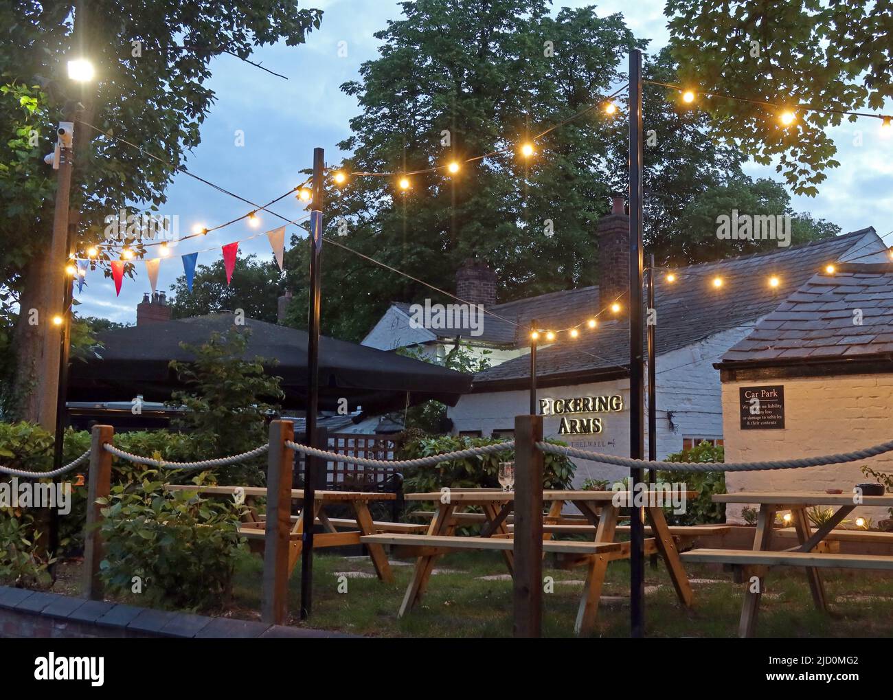 The Pickering Arms 17. c Pub at Dusk, Bell Lane, Thelwall Village, Warrington, Cheshire, ENGLAND, GROSSBRITANNIEN, WA4 2SU Stockfoto