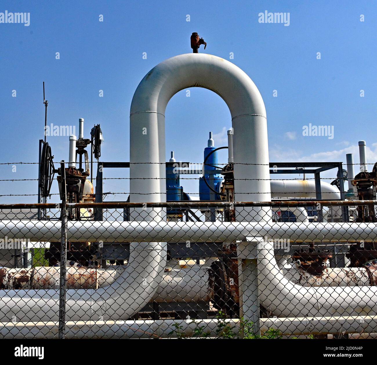 EL DORADO, KANSAS - 15. JUNI 2022 die Raffinerie HollyFrontier Energy Partners ist mit einer Rohöldestillationskapazität von 135,00 Barrel pro Tag die größte in Kansas. Die Produktion wird aufgeteilt in 55 % Benzin, 34 % Diesel und Jet Fuel und die anderen 11 % in Asphalt, Chemikalien und andere raffinierte Erdölprodukte. Stockfoto