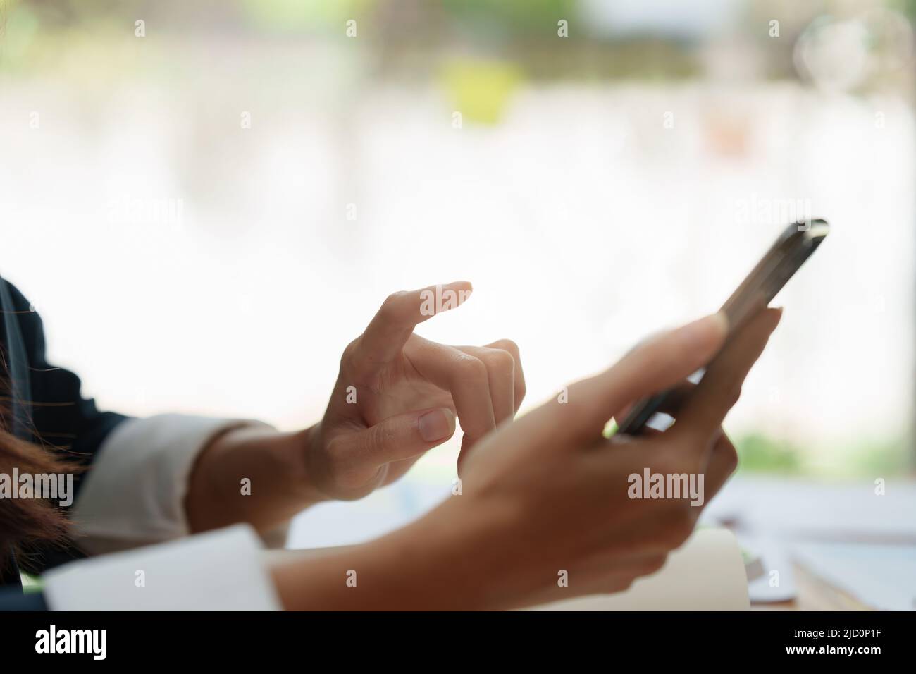 Eine Geschäftsfrau vervollständigt KYC mithilfe eines Online-Banking-Programms, um ein digitales Sparkonto zu eröffnen. Die Definition von Cyber-Sicherheit. Stockfoto