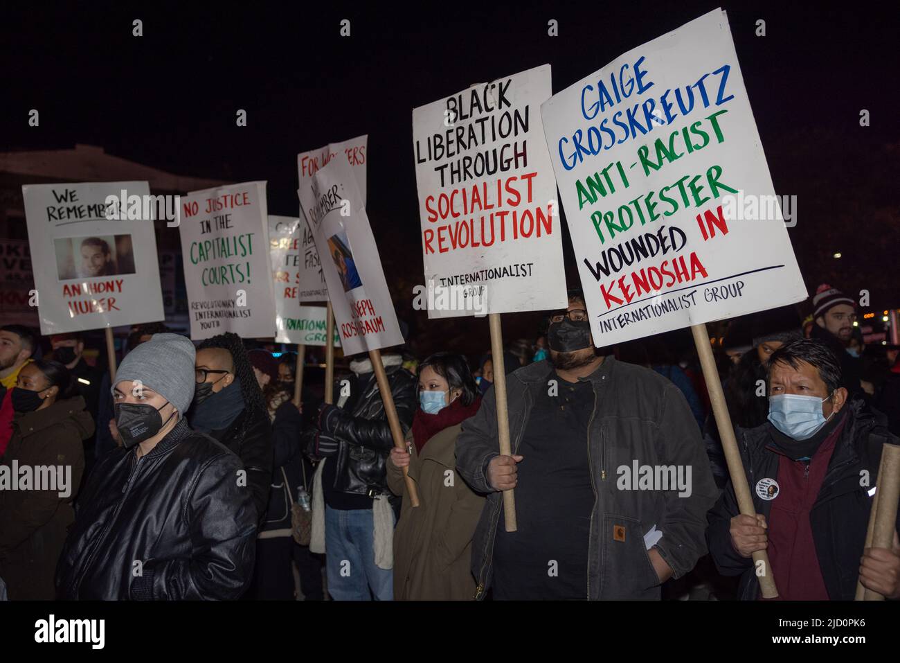 BROOKLYN, New York – 19. November 2021: Demonstranten protestieren in Brooklyn gegen das Urteil im Prozess gegen Kyle Rittenhouse in Kenosha, Wisconsin. Stockfoto