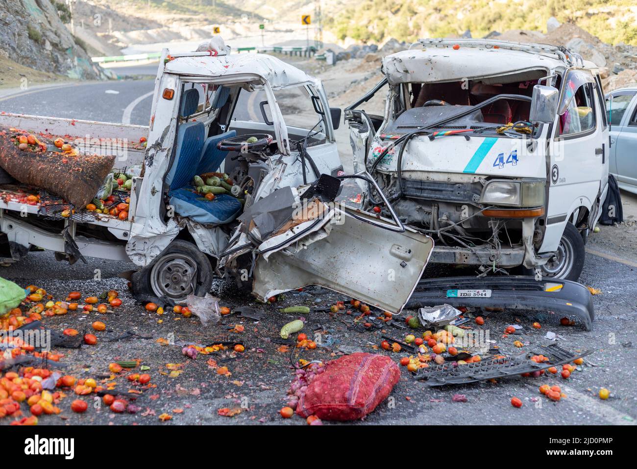 Dir, KPK, Pakistan - 11. Juni 2022: Personenwagen und Pickup Kopf an Kopf Kollisionsunfall auf der Autobahn Stockfoto