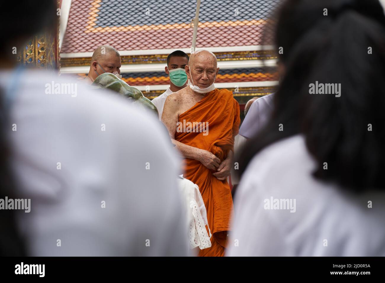 Bangkok, Thailand, 16. februar 2022: buddhistischer Oberpatriarch thailands, umgeben von Menschen während einer Zeremonie in einem Tempel Stockfoto