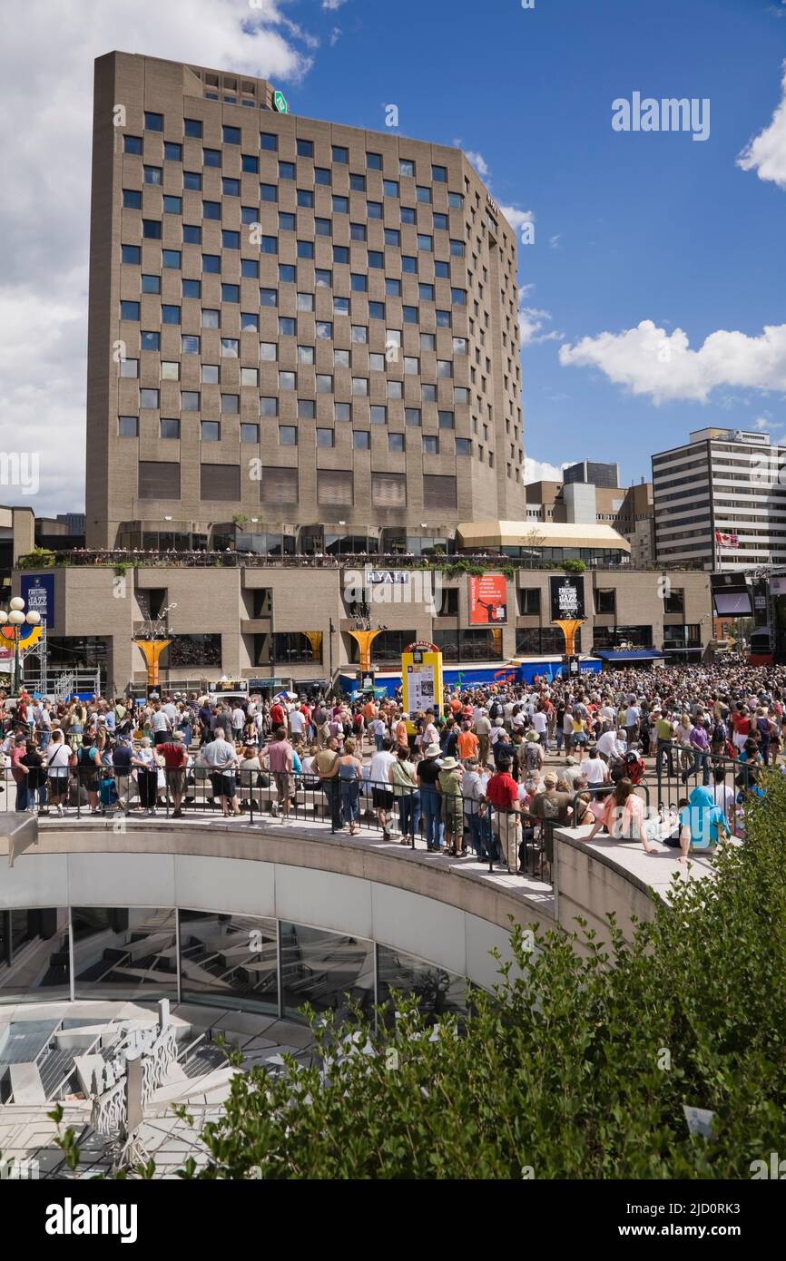 Touristenmassen und Montrealer, die im Sommer an den Aktivitäten des Montreal International Jazz Festivals im Freien teilnehmen, Montreal, Quebec, Kanada. Stockfoto