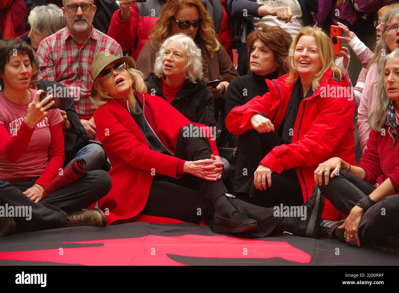 Die Schauspielerin Jane Fonda mischt sich am 1. November 2019 bei einer Feuerübung am Freitag gegen den Klimawandel im Gebäude des Senatsbüros von Hart mit Aktivisten. Stockfoto