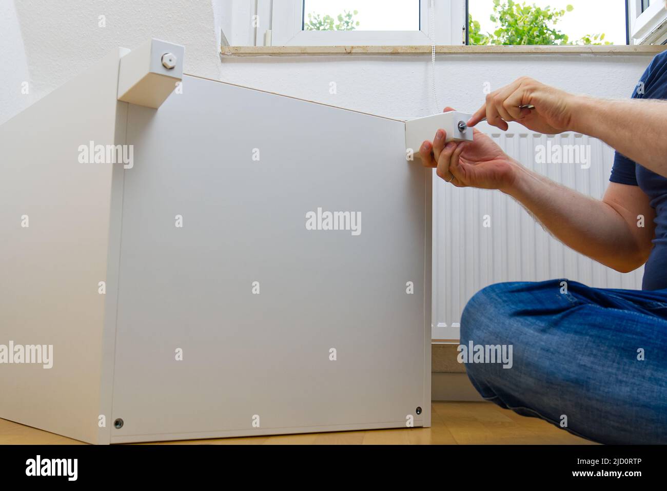 Professionelle Möbelmontagearbeiter Montiert Regal. Montageprozess für Möbel. DIY-Montage Stockfoto