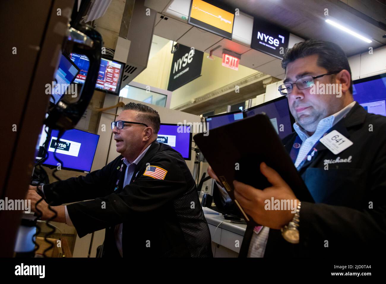 New York, USA. 16.. Juni 2022. Trader arbeiten am Boden der New Yorker Börse (NYSE) in New York, USA, 16. Juni 2022. Die US-Aktien sind am Donnerstag drastisch gesunken, da sich die Verkaufswelle an der Wall Street angesichts steigender Rezessionsängste fortsetzte. Quelle: Michael Nagle/Xinhua/Alamy Live News Stockfoto