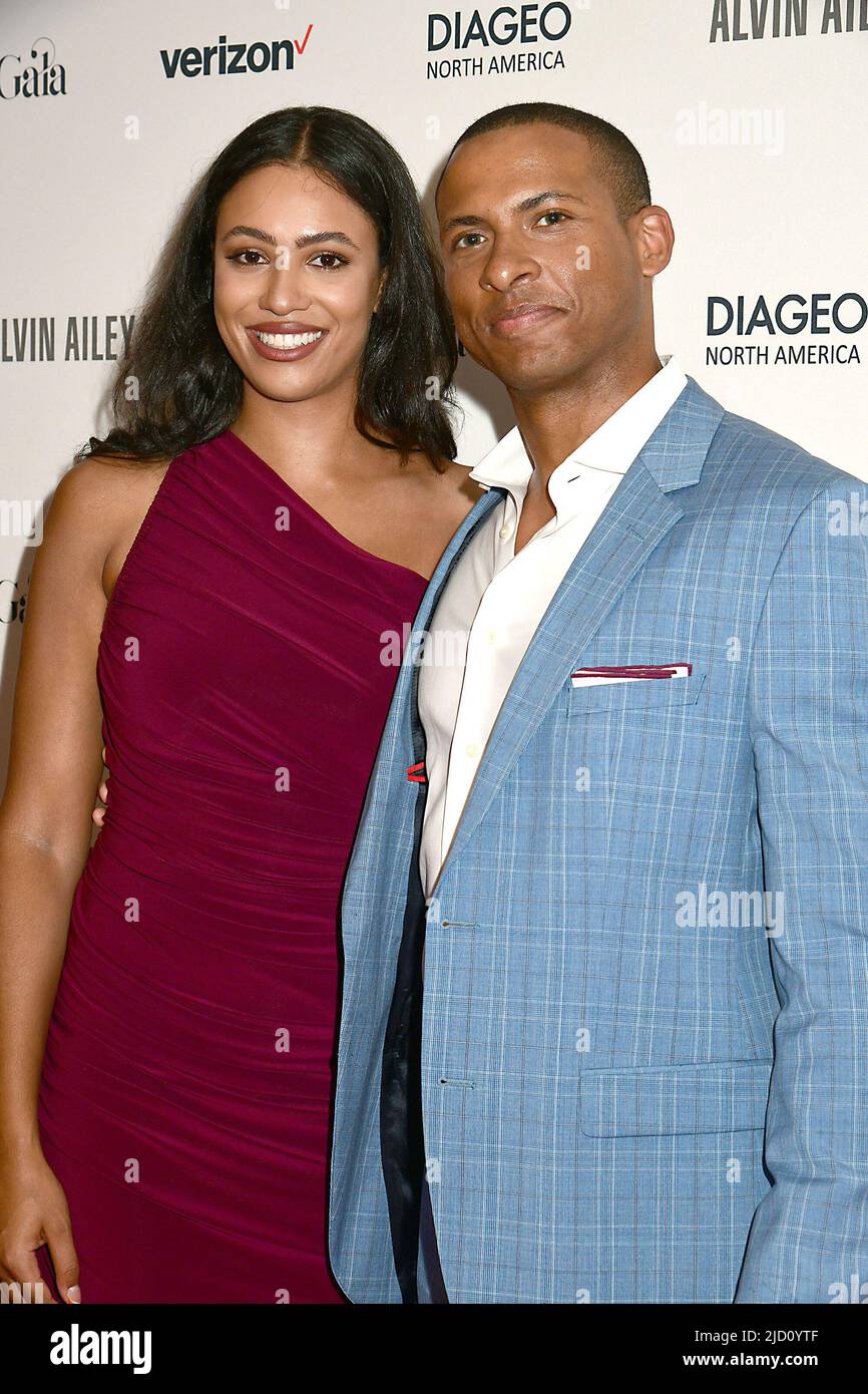 Ariana Tolbert und Errol Barnett nehmen an der Ailey Spirit Gala am 16. Juni 2022 im David H Koch Theater im Lincoln Center in New York, New York, USA, Teil. Robin Platzer/ Twin Images/ Credit: SIPA USA/Alamy Live News Stockfoto