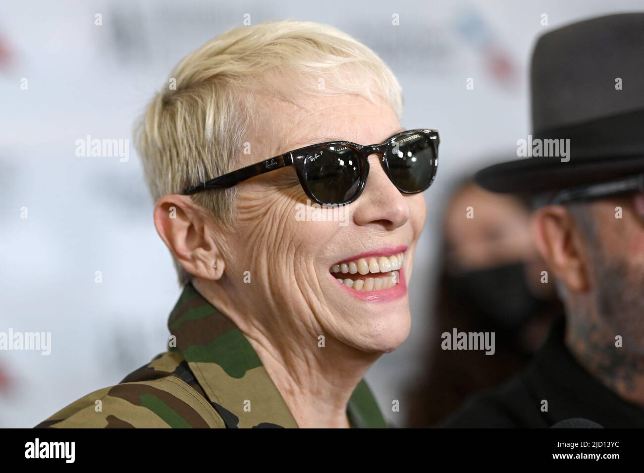 New York, USA. 16.. Juni 2022. Annie Lennox und Dave Stewart von den Eurythmics nehmen an der Gala 2022 der Songwriters Hall of Fame Induction and Awards im New York Marriott Marquis, New York, NY, 16. Juni 2022 Teil (Foto von Anthony Behar/Sipa USA) Quelle: SIPA USA/Alamy Live News Stockfoto