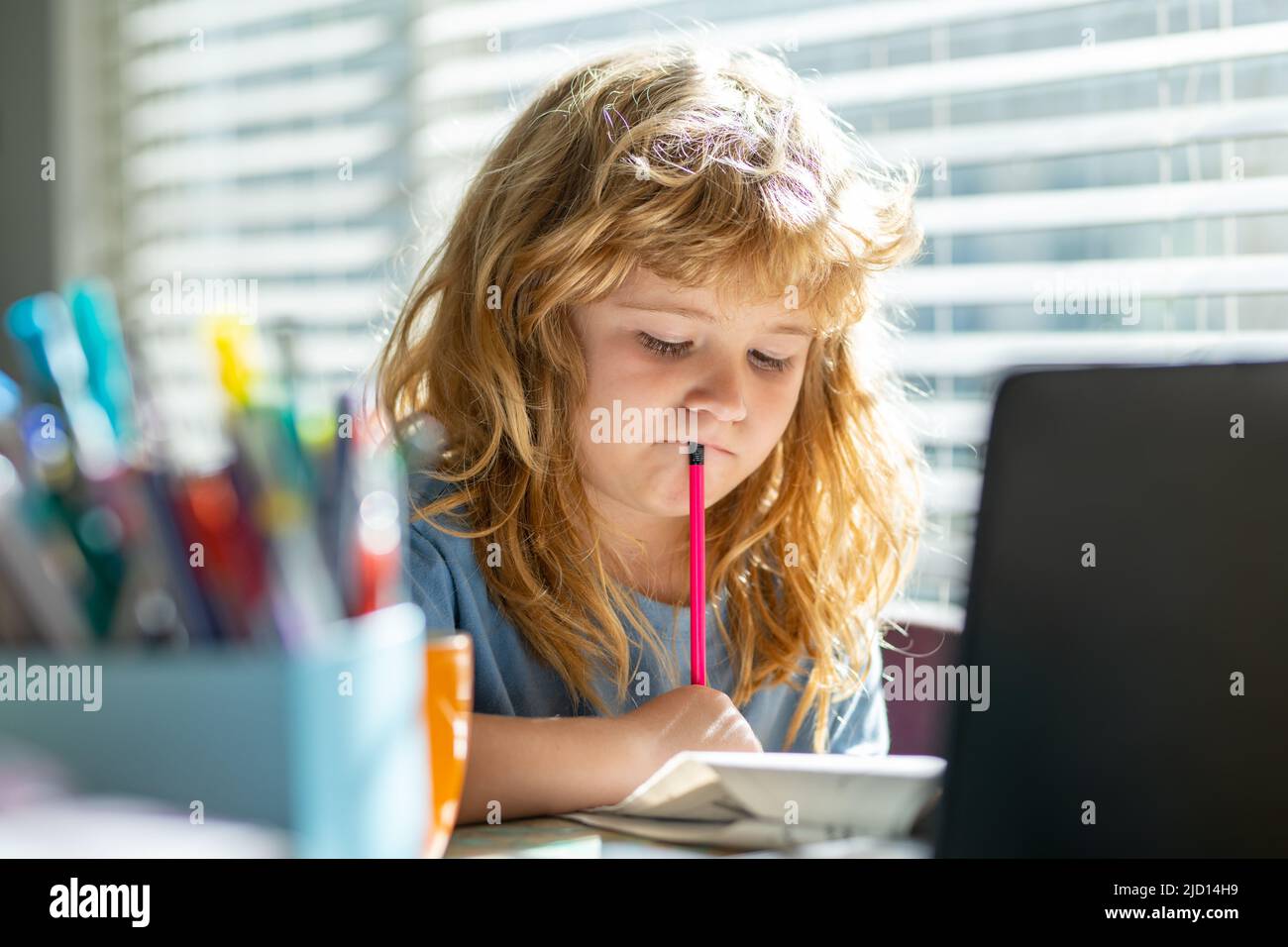 Kind schreibt in der Schule. Kid boy zu Hause schreibt zeichnet, Klassen für ein Kind zu Hause. Homeschool Schuljunge macht Hausaufgaben und lernen in der Klasse. Kind Stockfoto