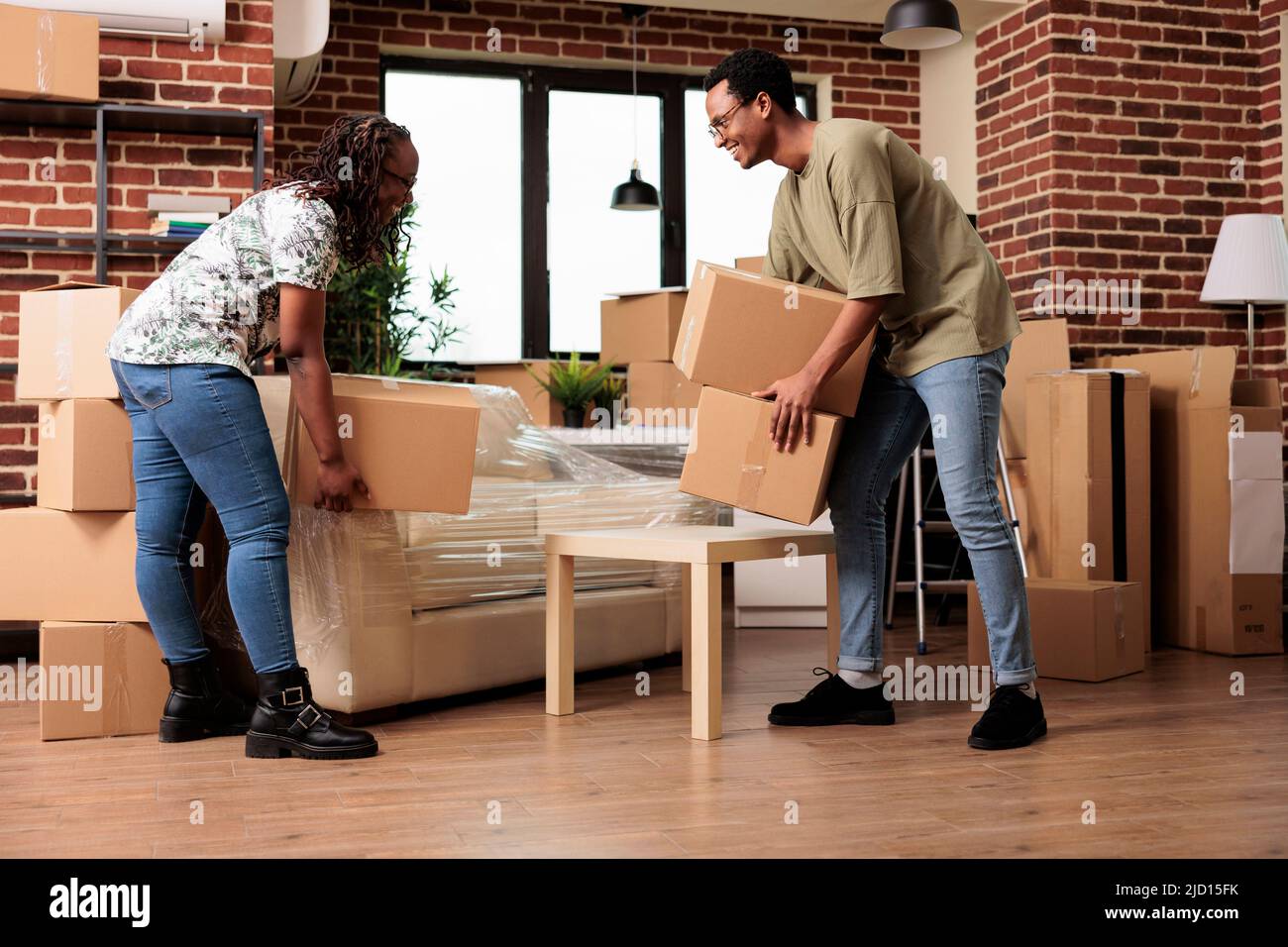Verheiratete Lebenspartner ziehen in ein neues Haus, das als Leihgabe gekauft wurde, und genießen die gemeinsame Immobilienverlagerung in der Wohnung. Fühlen Sie sich glücklich über neue Anfänge und Leben Ereignis, Familie zu beginnen, sich in. Stockfoto
