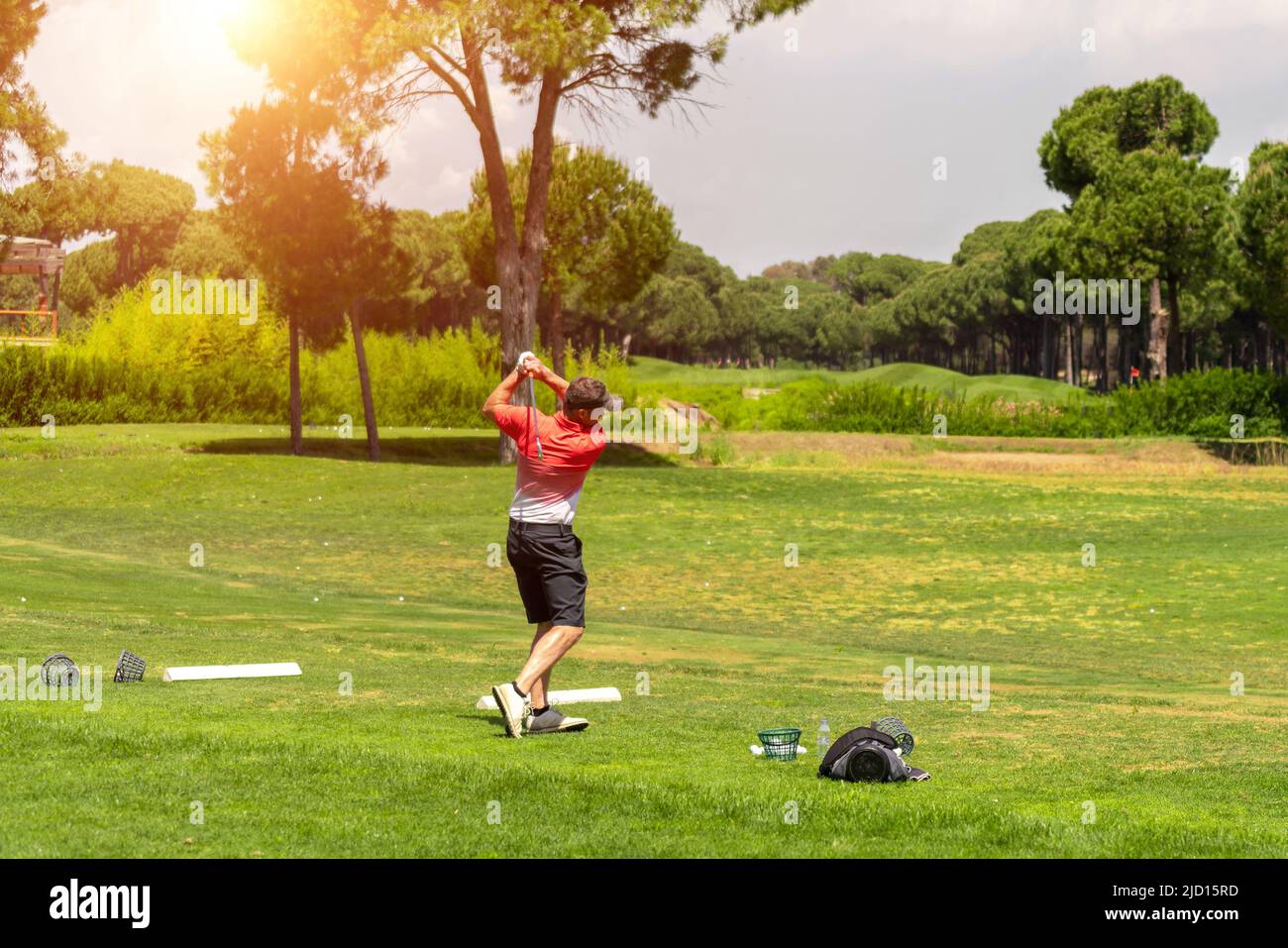 Golfspieler, der vor dem Golfturnier auf der Golf Driving Range trainiert Stockfoto