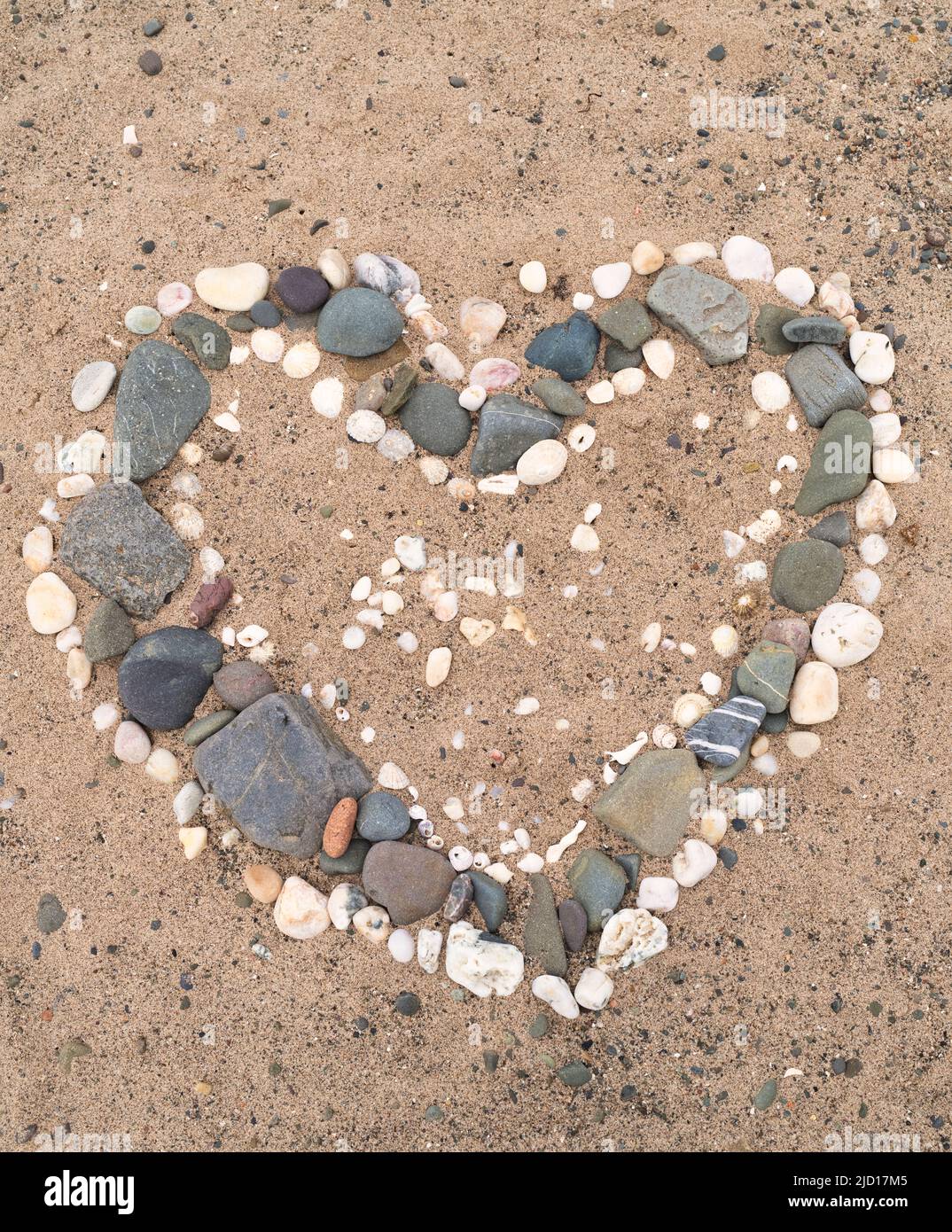 Herzform Muscheln und Kieselsteine an einem Strand. Schottland Stockfoto