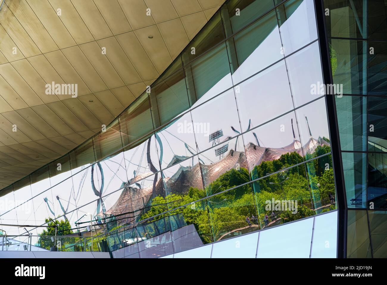 Reflexionen der Umgebung in der Glasfassade der BMW World München, 15.5.22 Stockfoto